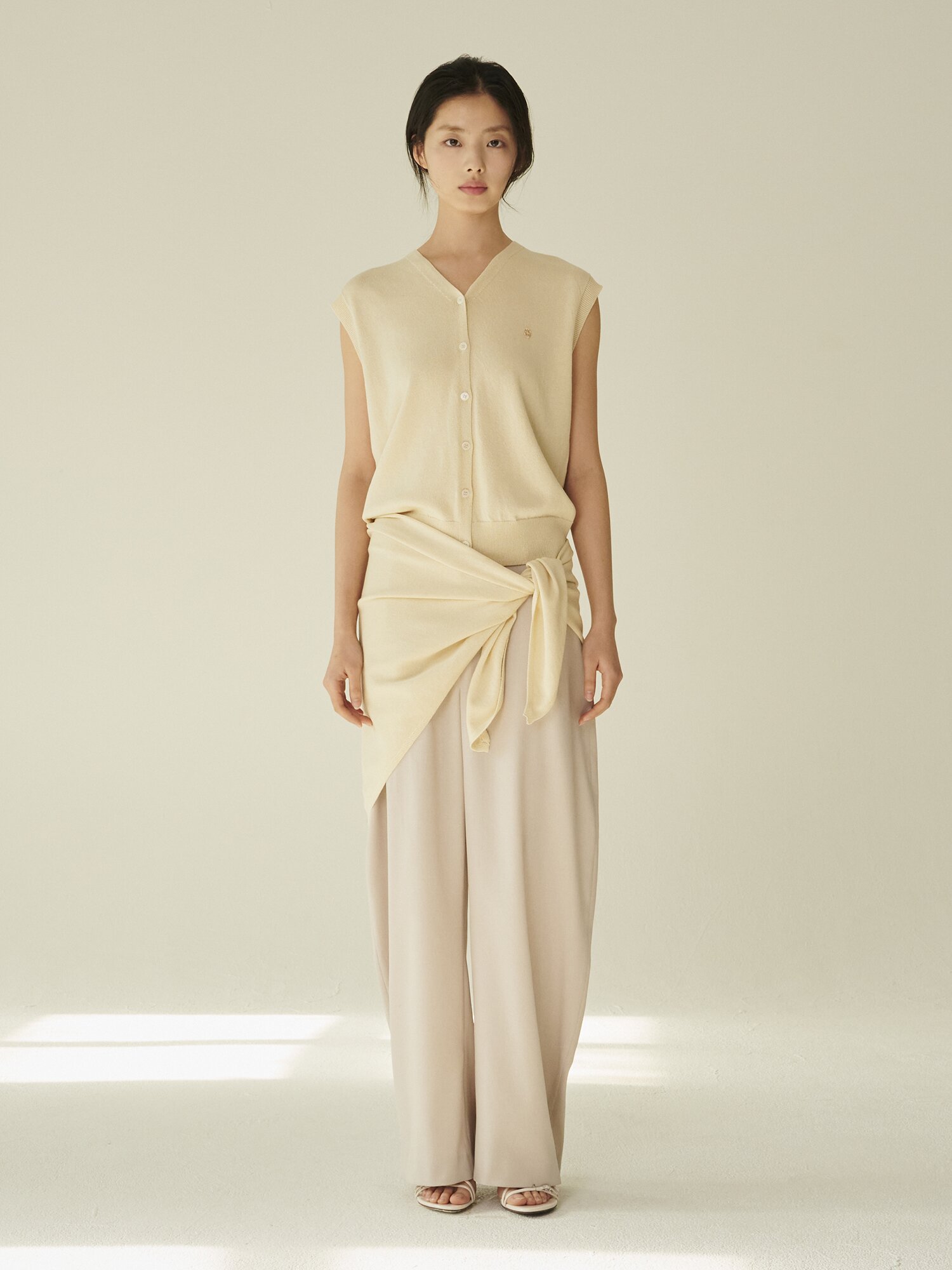 [세트] 린넨 슬리브리스 가디건 + 스커트 + 숄 - 라이트 베이지/ [Set] Linen Sleeveless Cardigan + Skirt + Shawl - L.Beige