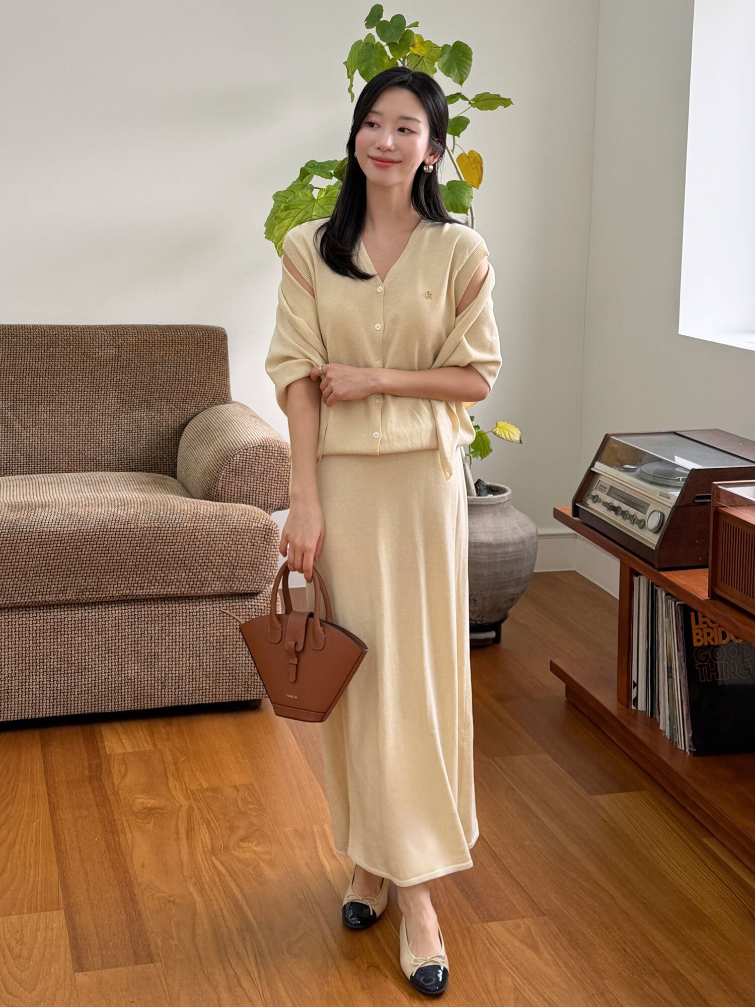 [세트] 린넨 슬리브리스 가디건 + 스커트 + 숄 - 라이트 베이지/ [Set] Linen Sleeveless Cardigan + Skirt + Shawl - L.Beige