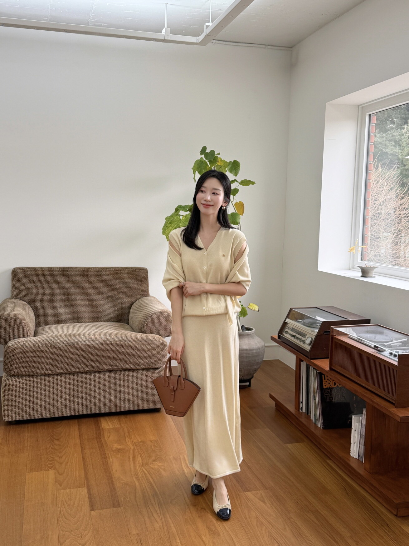 [세트] 린넨 슬리브리스 가디건 + 스커트 + 숄 - 라이트 베이지/ [Set] Linen Sleeveless Cardigan + Skirt + Shawl - L.Beige