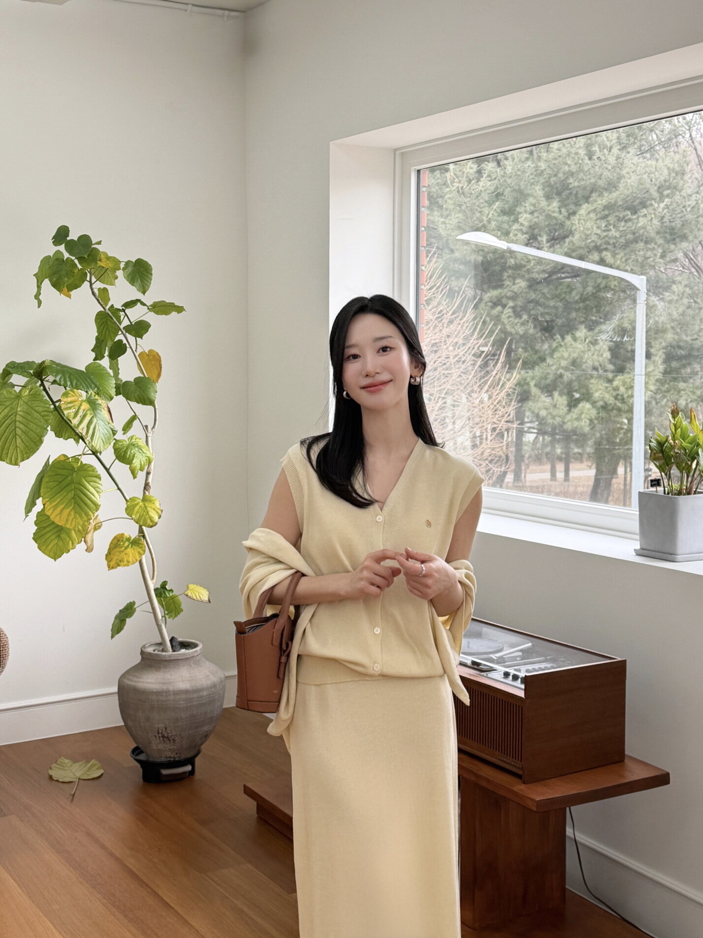 [세트] 린넨 슬리브리스 가디건 + 스커트 + 숄 - 라이트 베이지/ [Set] Linen Sleeveless Cardigan + Skirt + Shawl - L.Beige