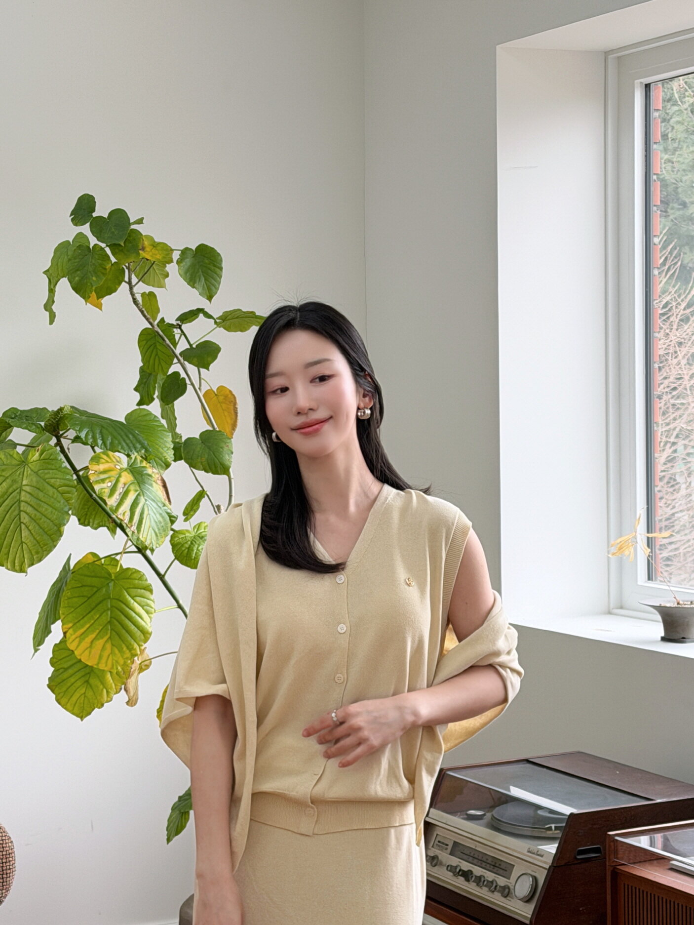 [세트] 린넨 슬리브리스 가디건 + 스커트 + 숄 - 라이트 베이지/ [Set] Linen Sleeveless Cardigan + Skirt + Shawl - L.Beige