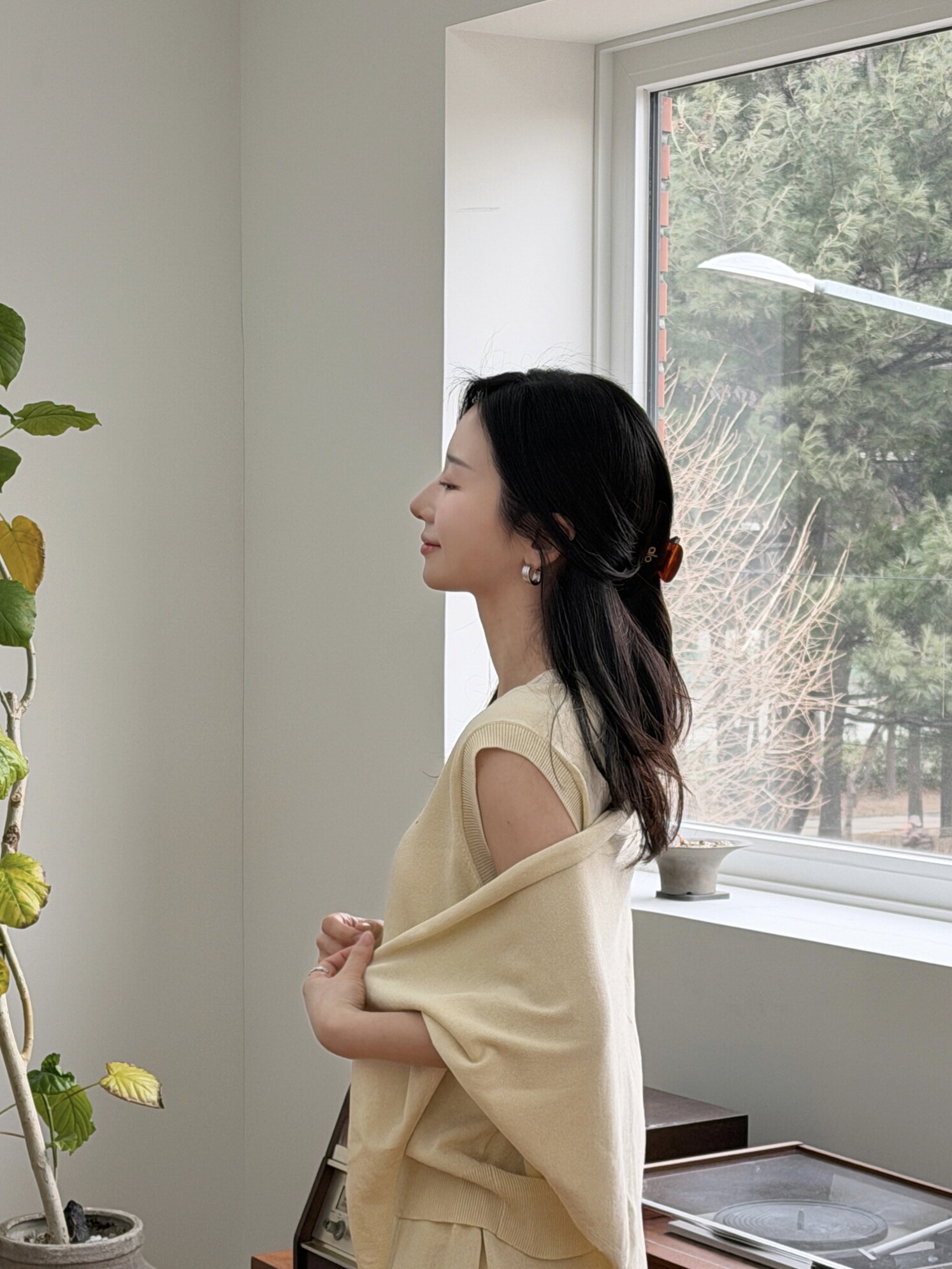 [세트] 린넨 슬리브리스 가디건 + 스커트 + 숄 - 라이트 베이지/ [Set] Linen Sleeveless Cardigan + Skirt + Shawl - L.Beige