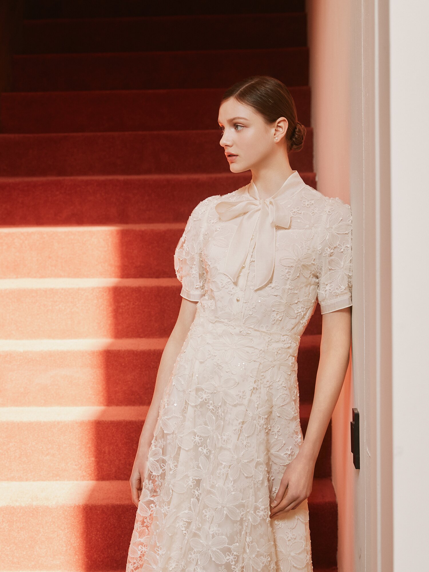 플라워 레이스 리본 타이 블라우스 (CREAM)