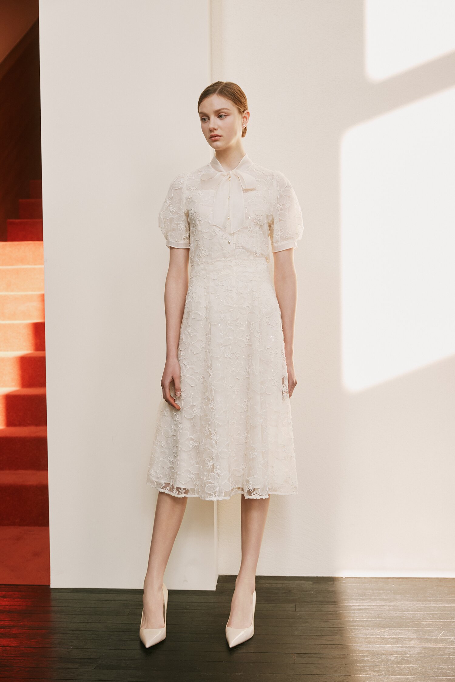 플라워 레이스 리본 타이 블라우스 (CREAM)