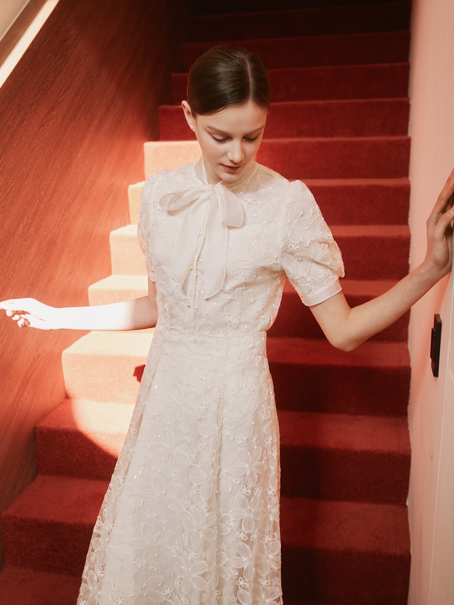 플라워 레이스 리본 타이 블라우스 (CREAM)