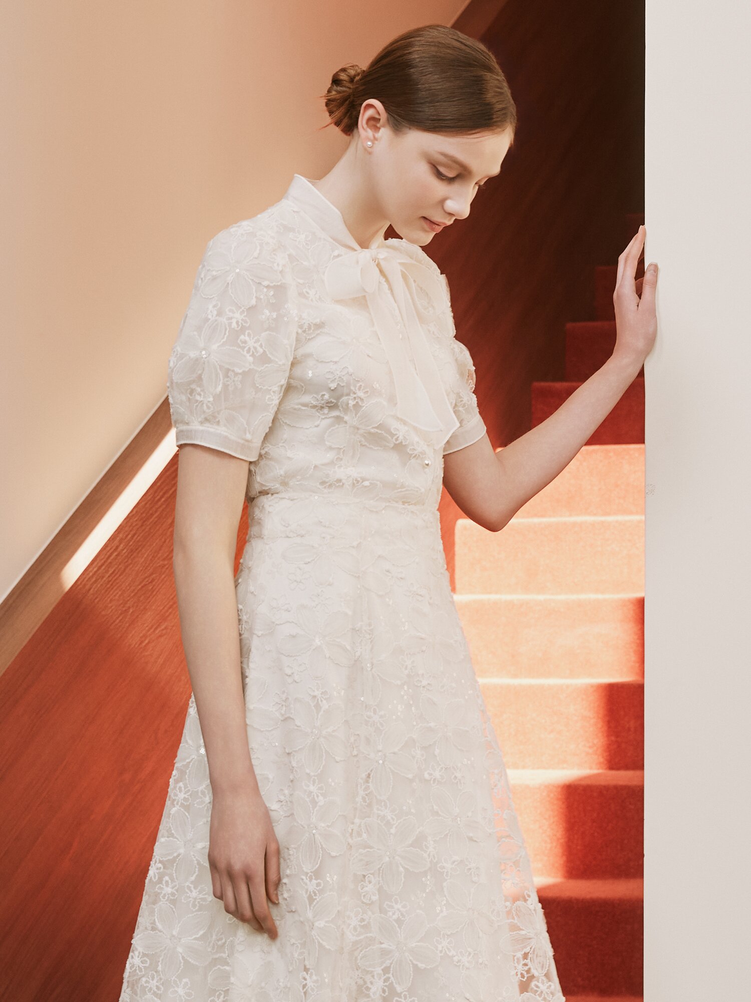 플라워 레이스 리본 타이 블라우스 (CREAM)