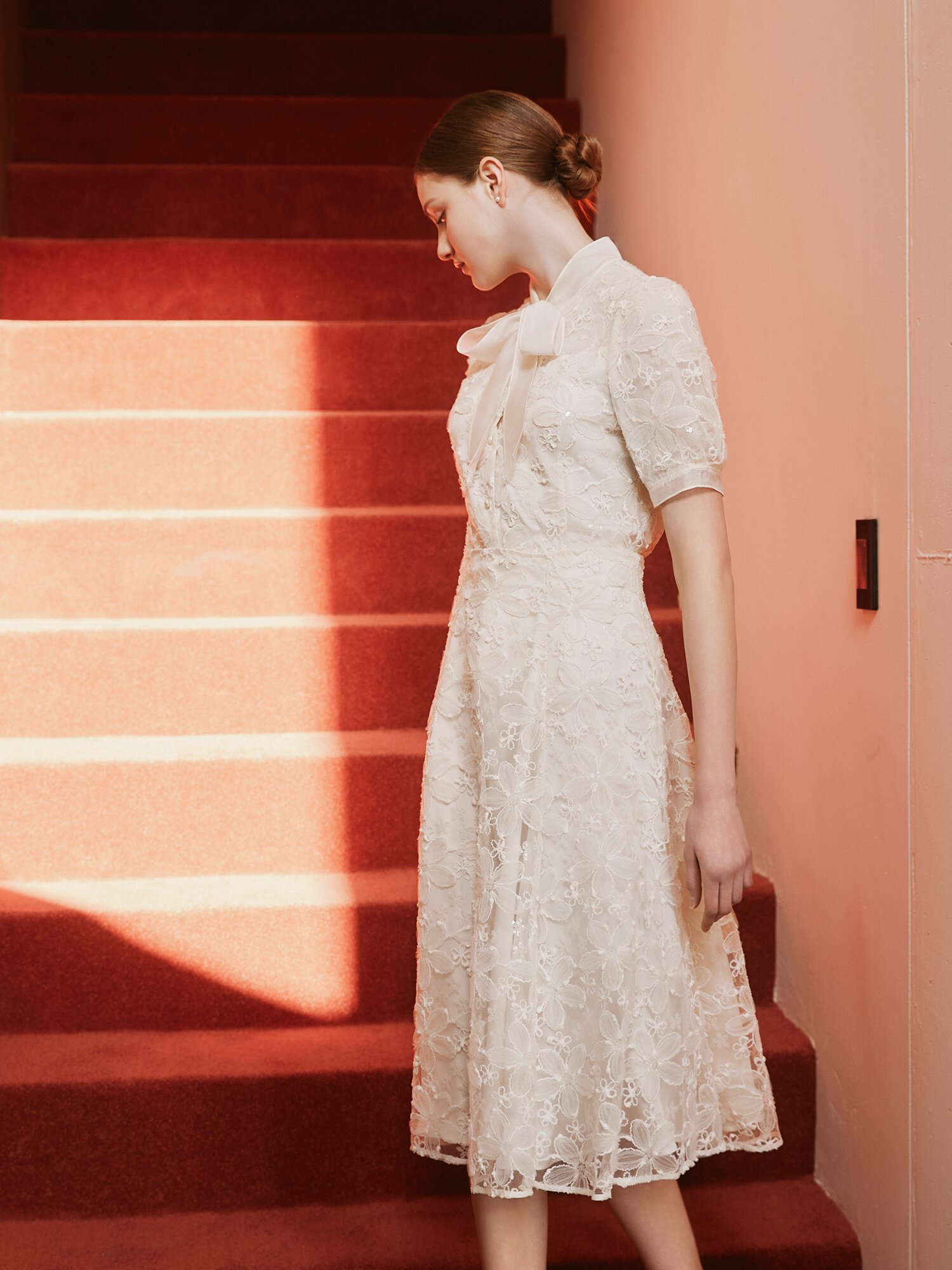 플라워 레이스 리본 타이 블라우스 (CREAM)