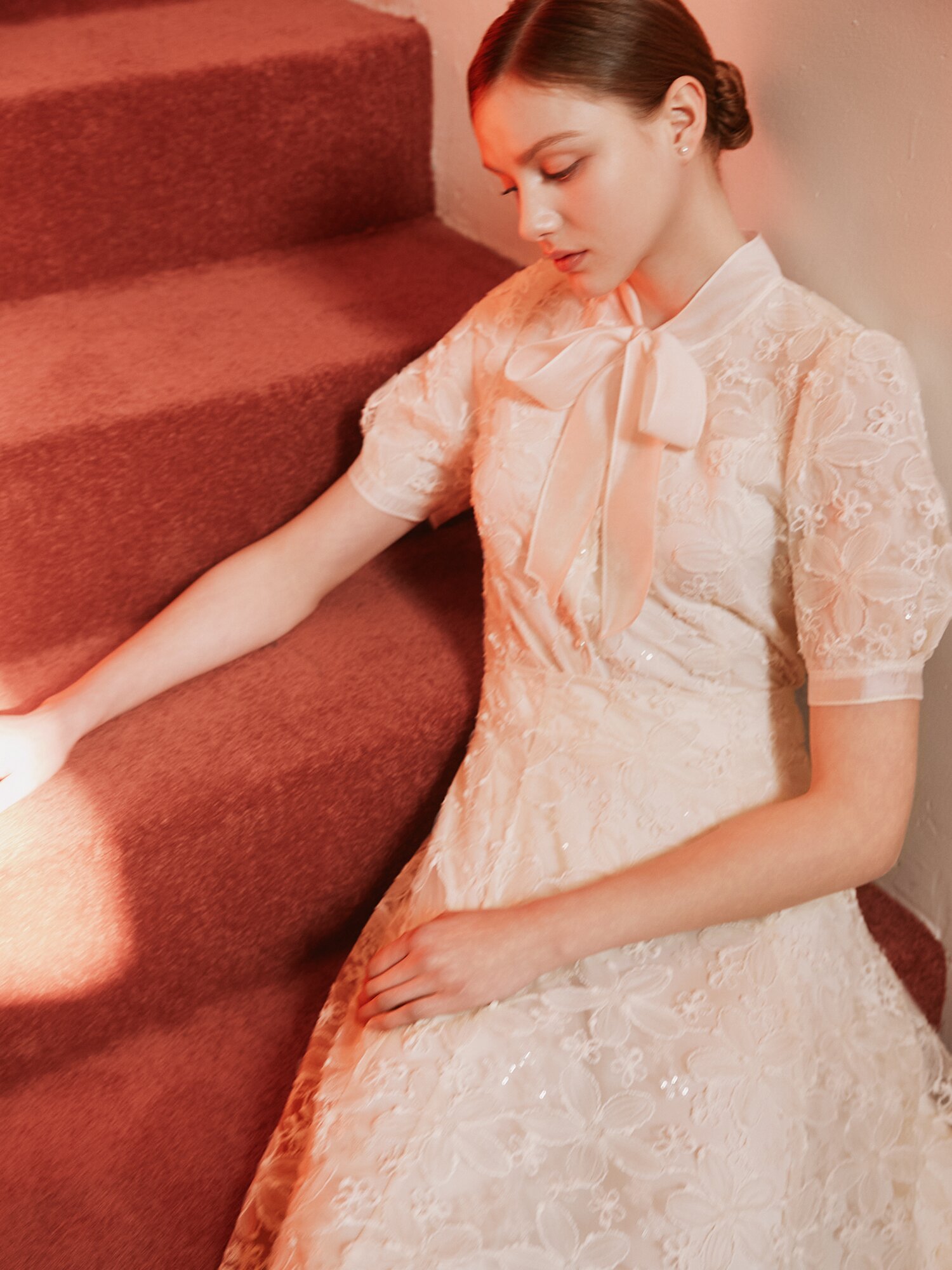 플라워 레이스 리본 타이 블라우스 (CREAM)