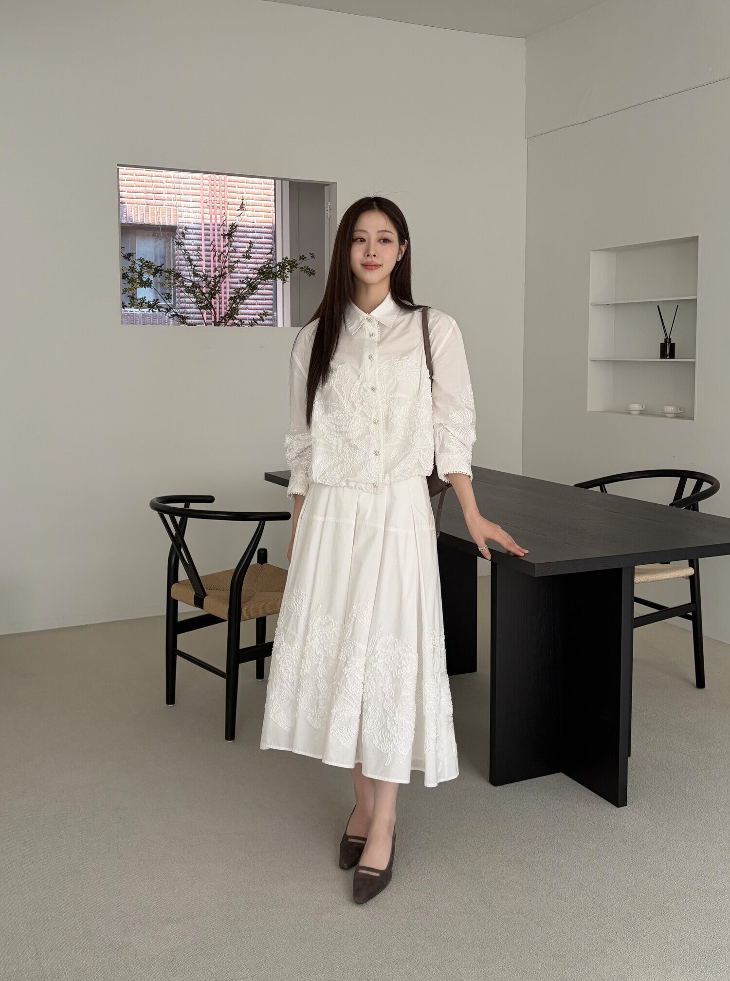 코튼 플라워 텍스쳐 플레어 스커트 (WHITE)