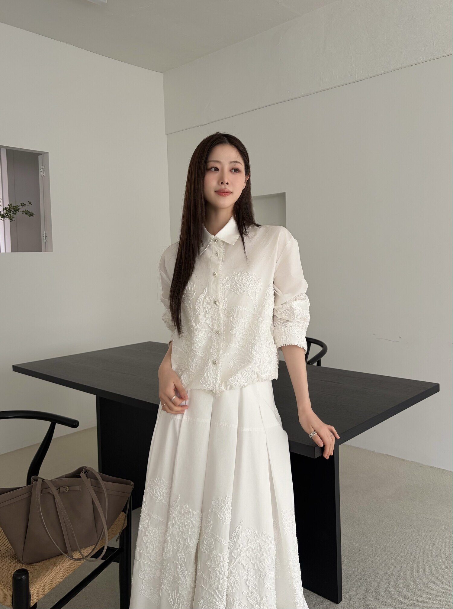 코튼 플라워 텍스쳐 블라우스 (WHITE)