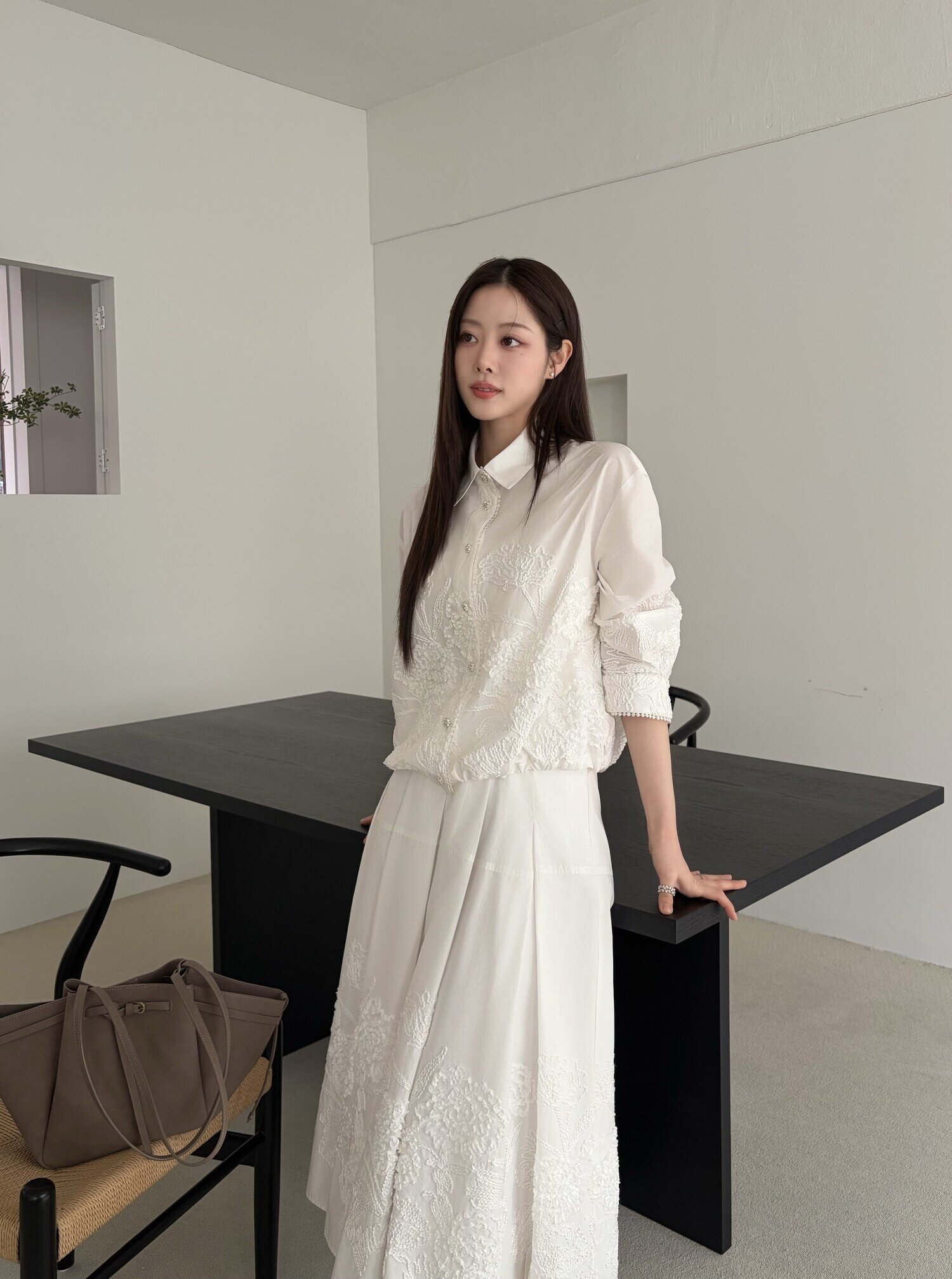 코튼 플라워 텍스쳐 블라우스 (WHITE)