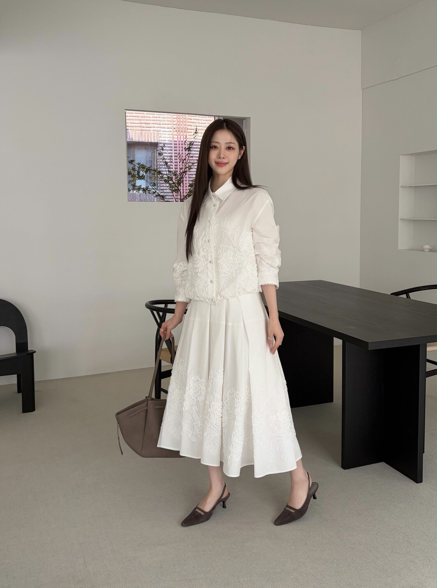 코튼 플라워 텍스쳐 블라우스 (WHITE)