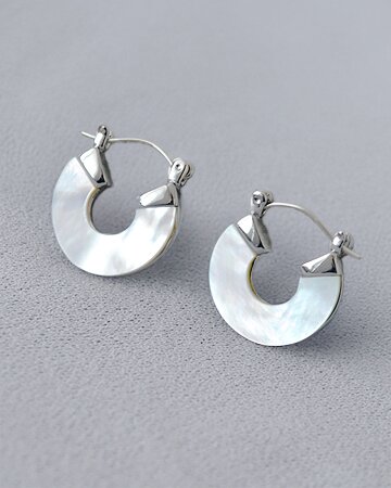 Luminous Shell Crescent Earrings
루미너스 쉘 크레센트 이어링