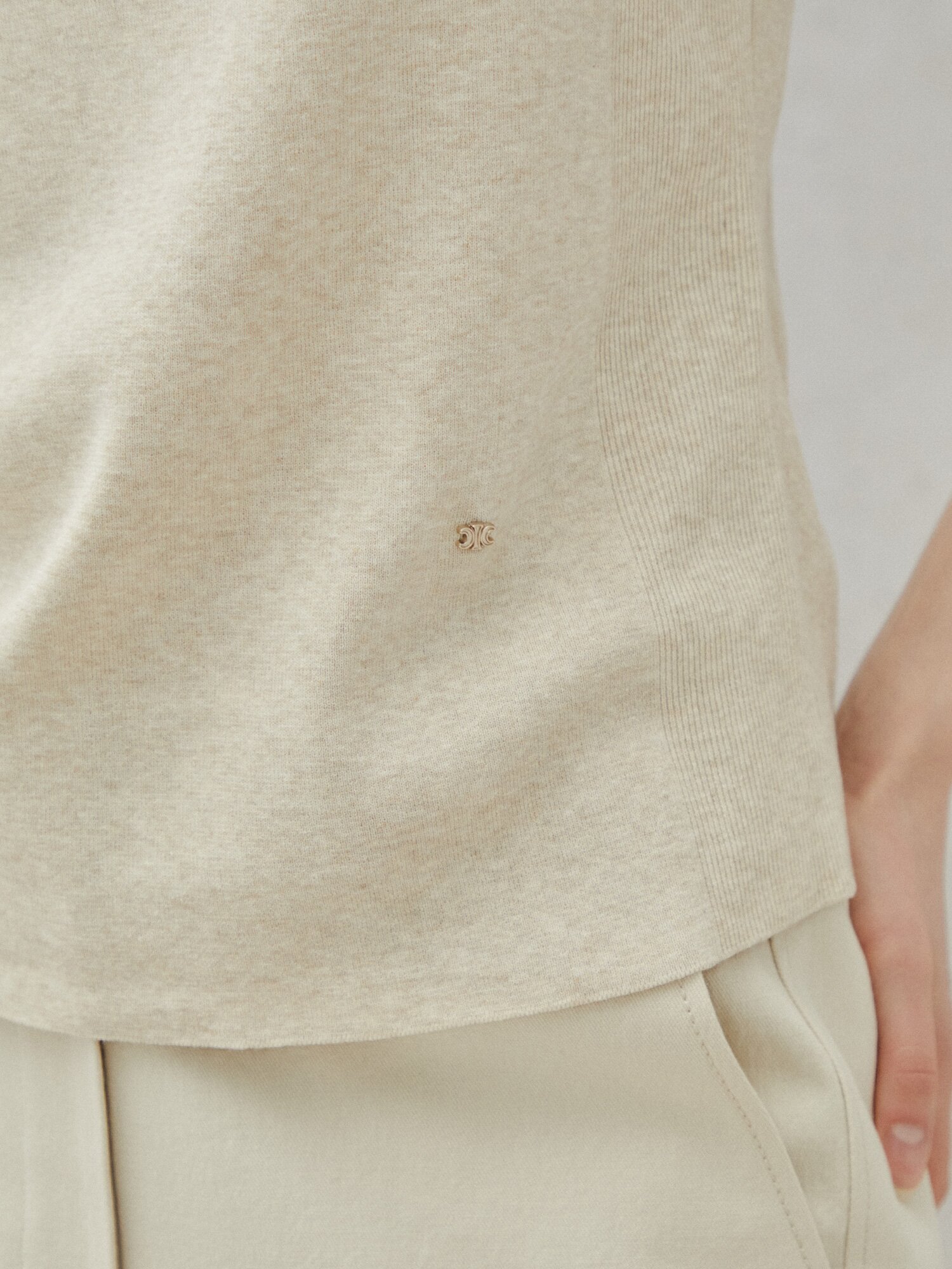 소프트 슬리브리스 니트 풀오버 (MELANGE BEIGE)