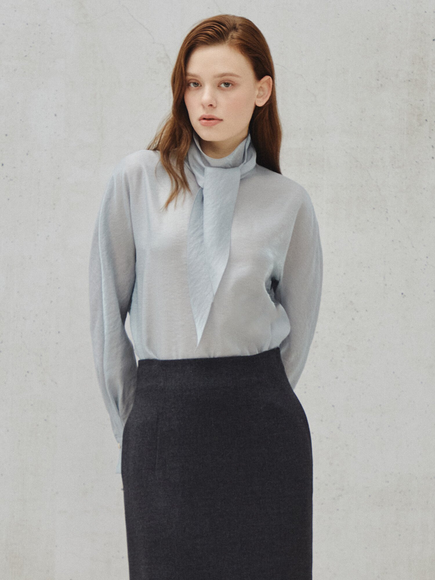 실키 텍스처 스카프 블라우스 (COOL GREY)