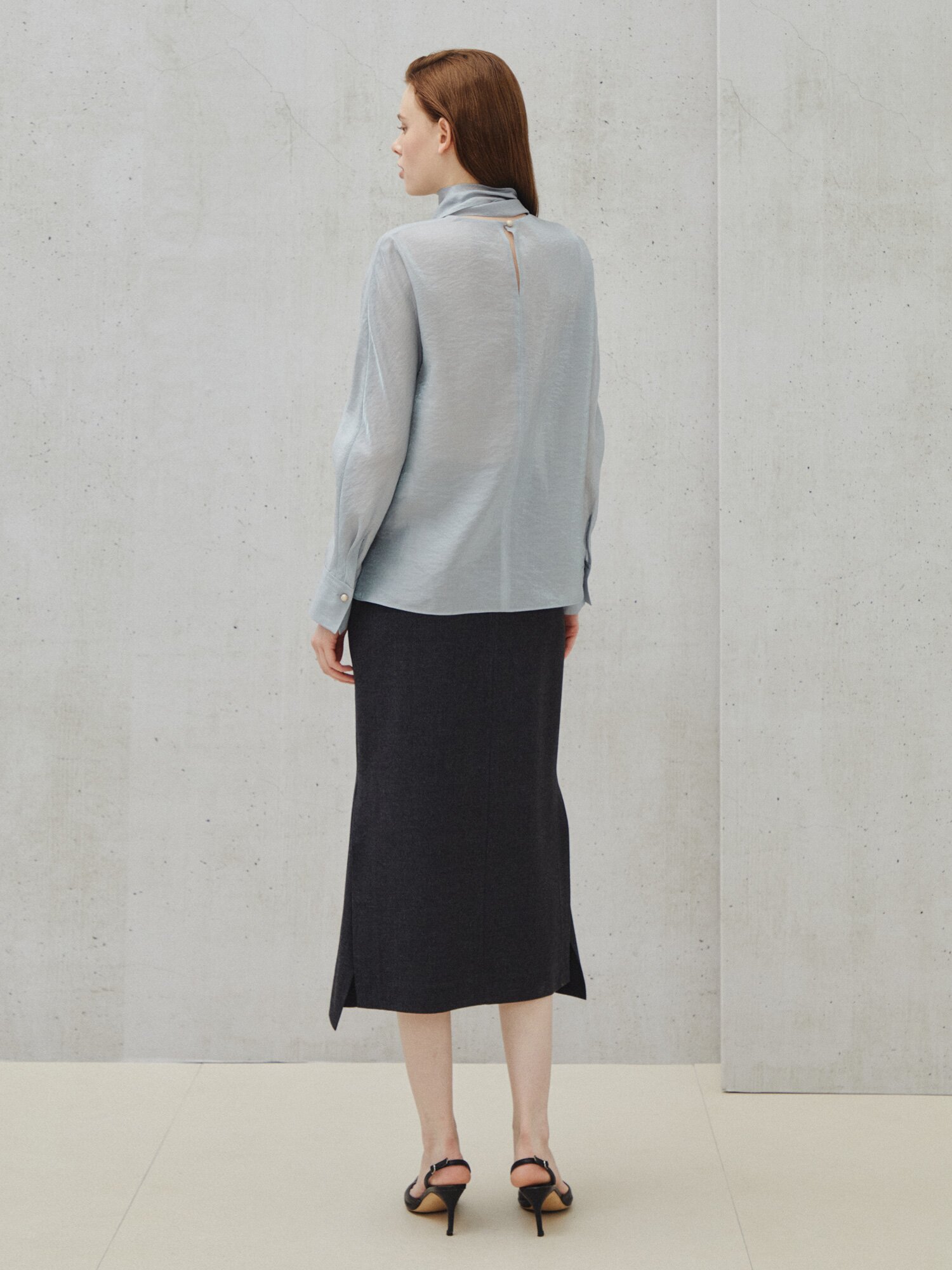 실키 텍스처 스카프 블라우스 (COOL GREY)