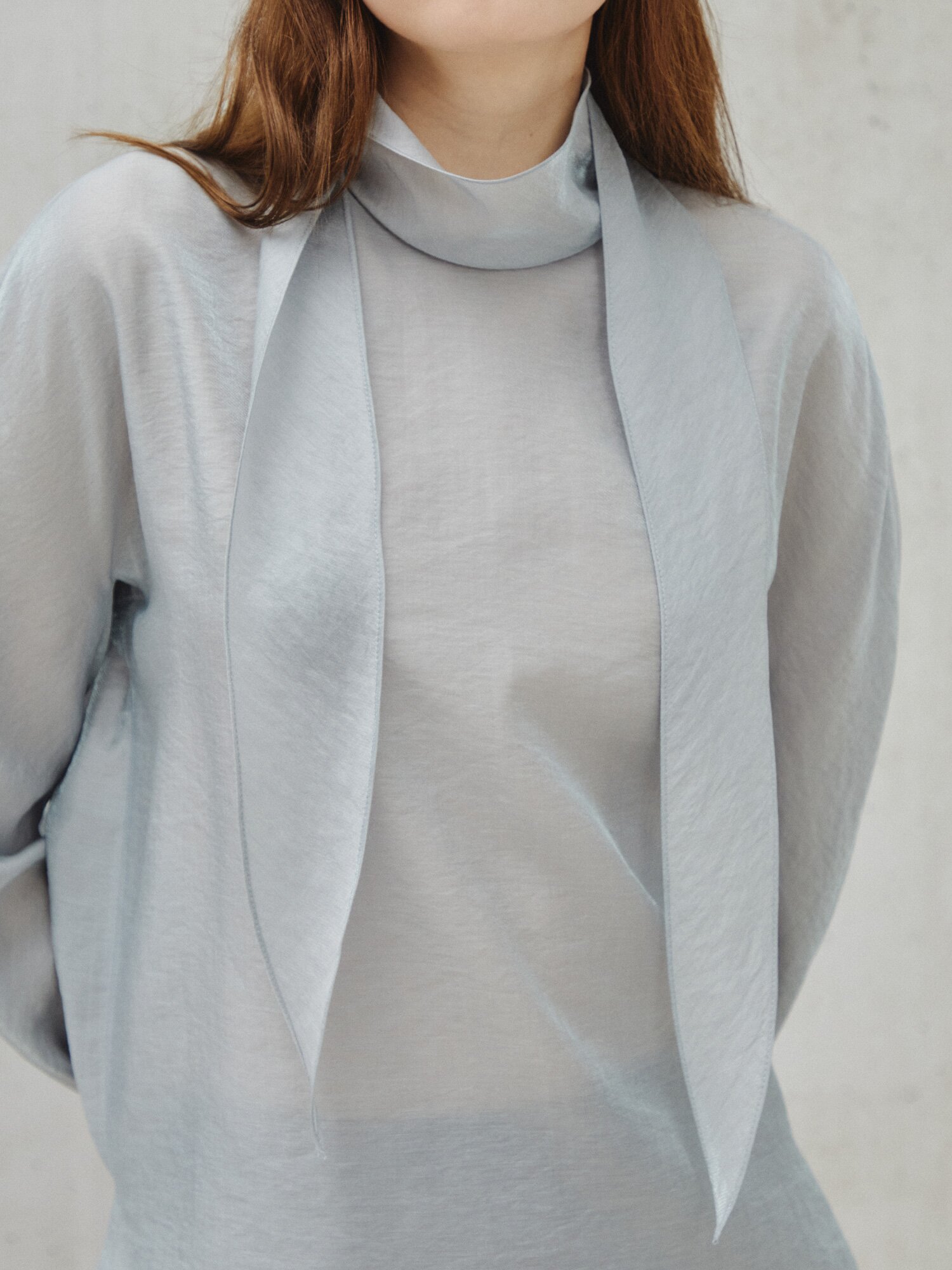 실키 텍스처 스카프 블라우스 (COOL GREY)