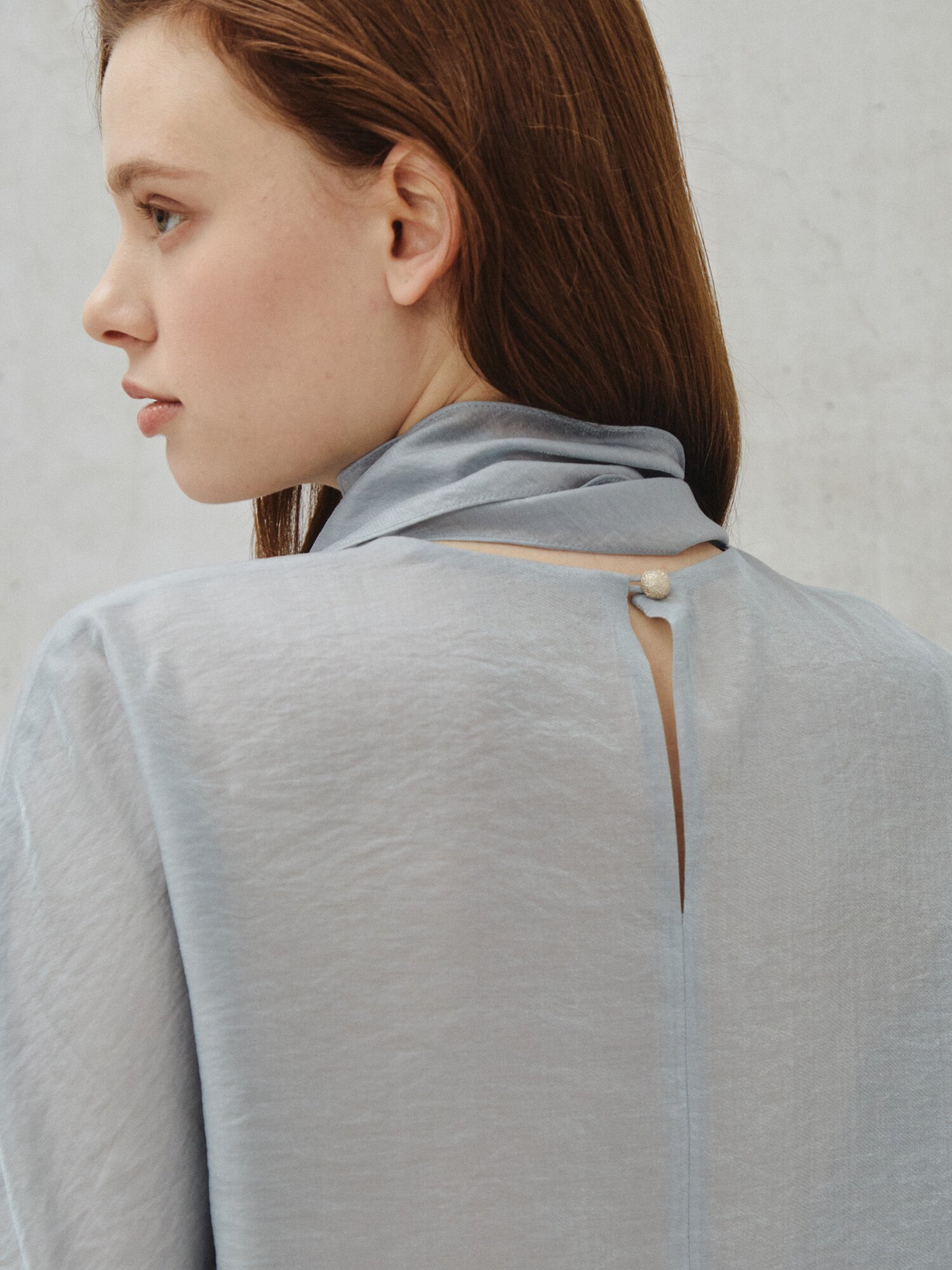 실키 텍스처 스카프 블라우스 (COOL GREY)