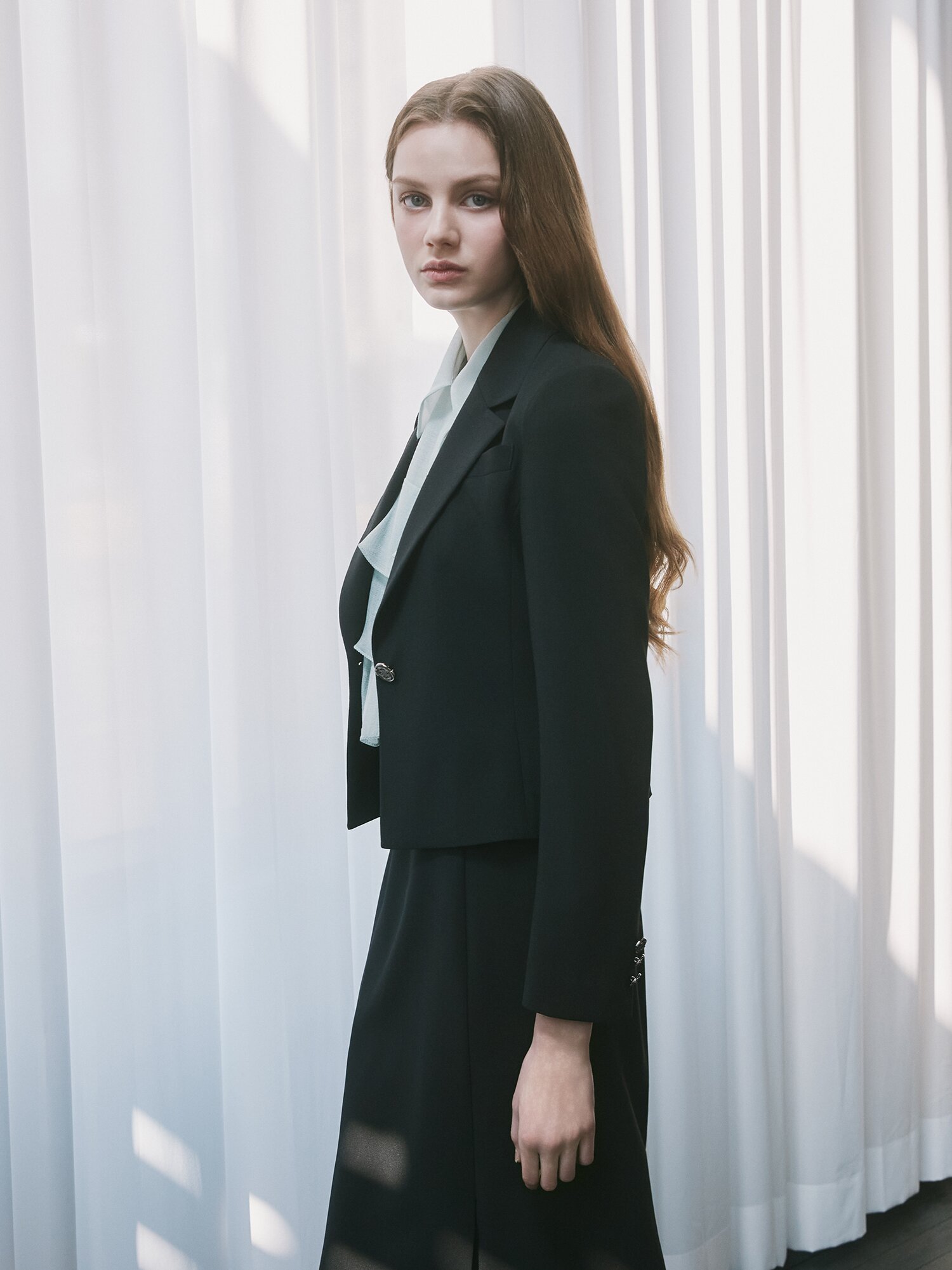 테일러드 원버튼 크롭 재킷 (BLACK)