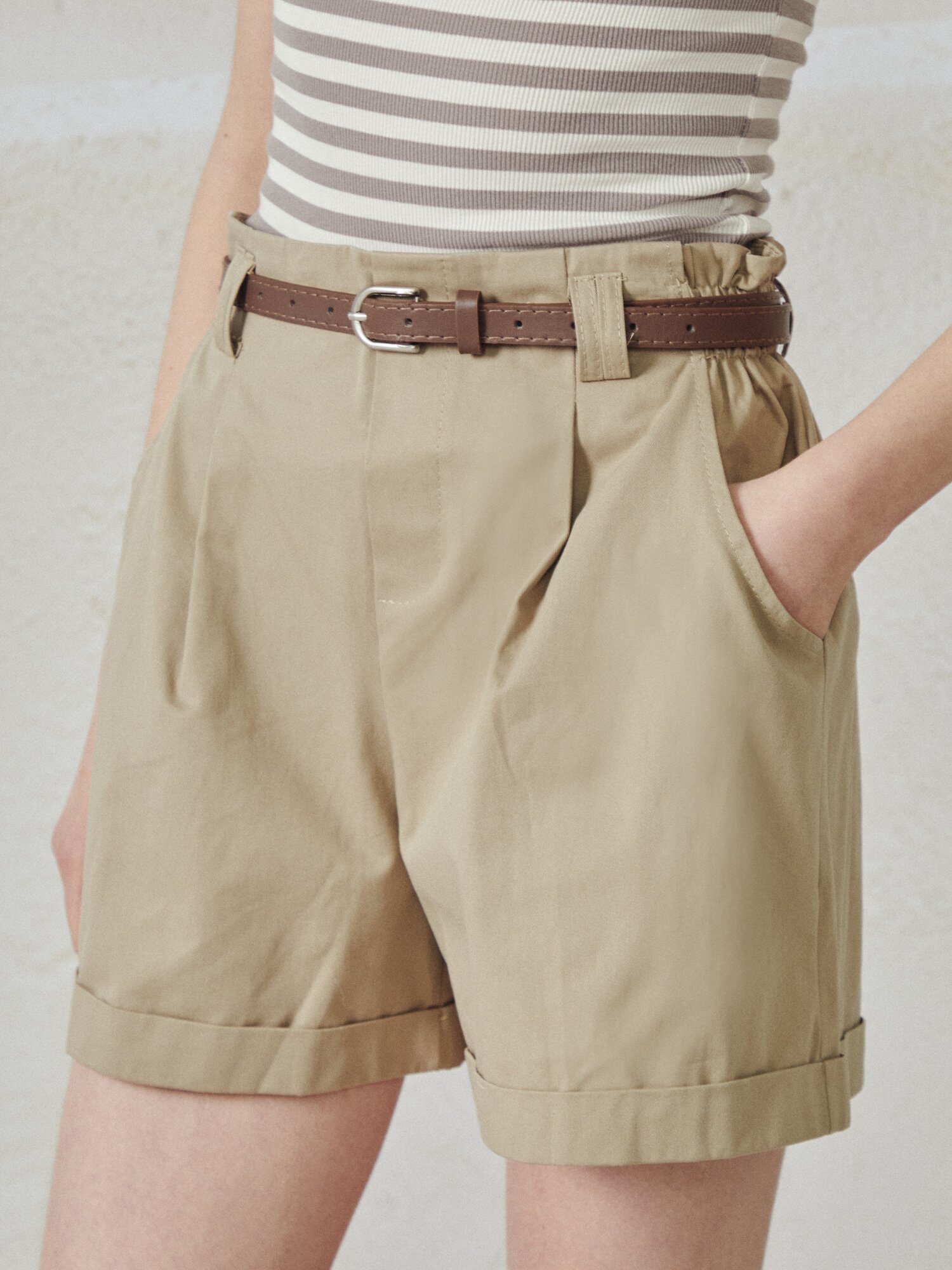 벨티드 원 턱 숏 팬츠 (BEIGE)