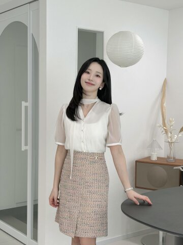 타이 퍼프 슬리브 브이넥 블라우스 