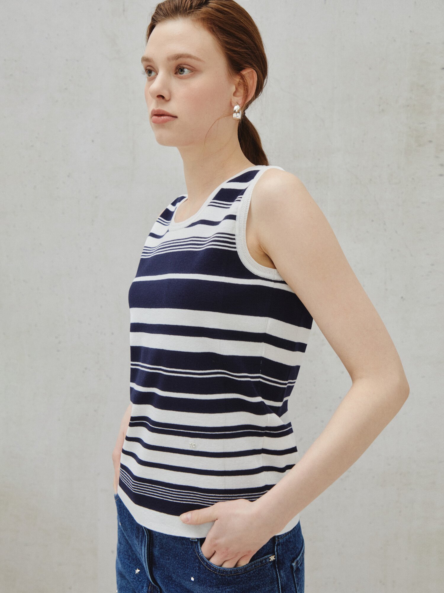 소프트 슬리브리스 니트 풀오버 (STRIPE NAVY)