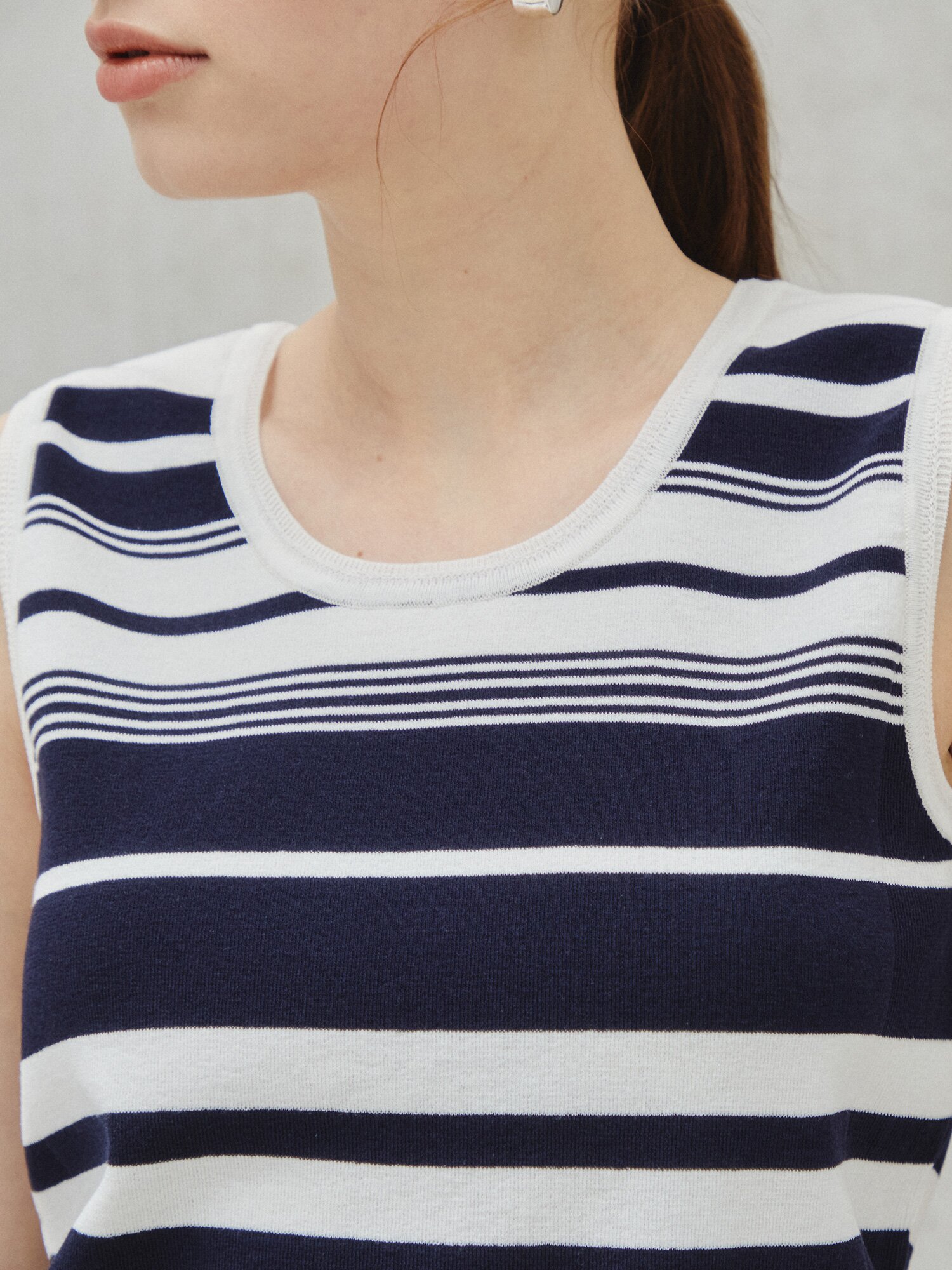 소프트 슬리브리스 니트 풀오버 (STRIPE NAVY)