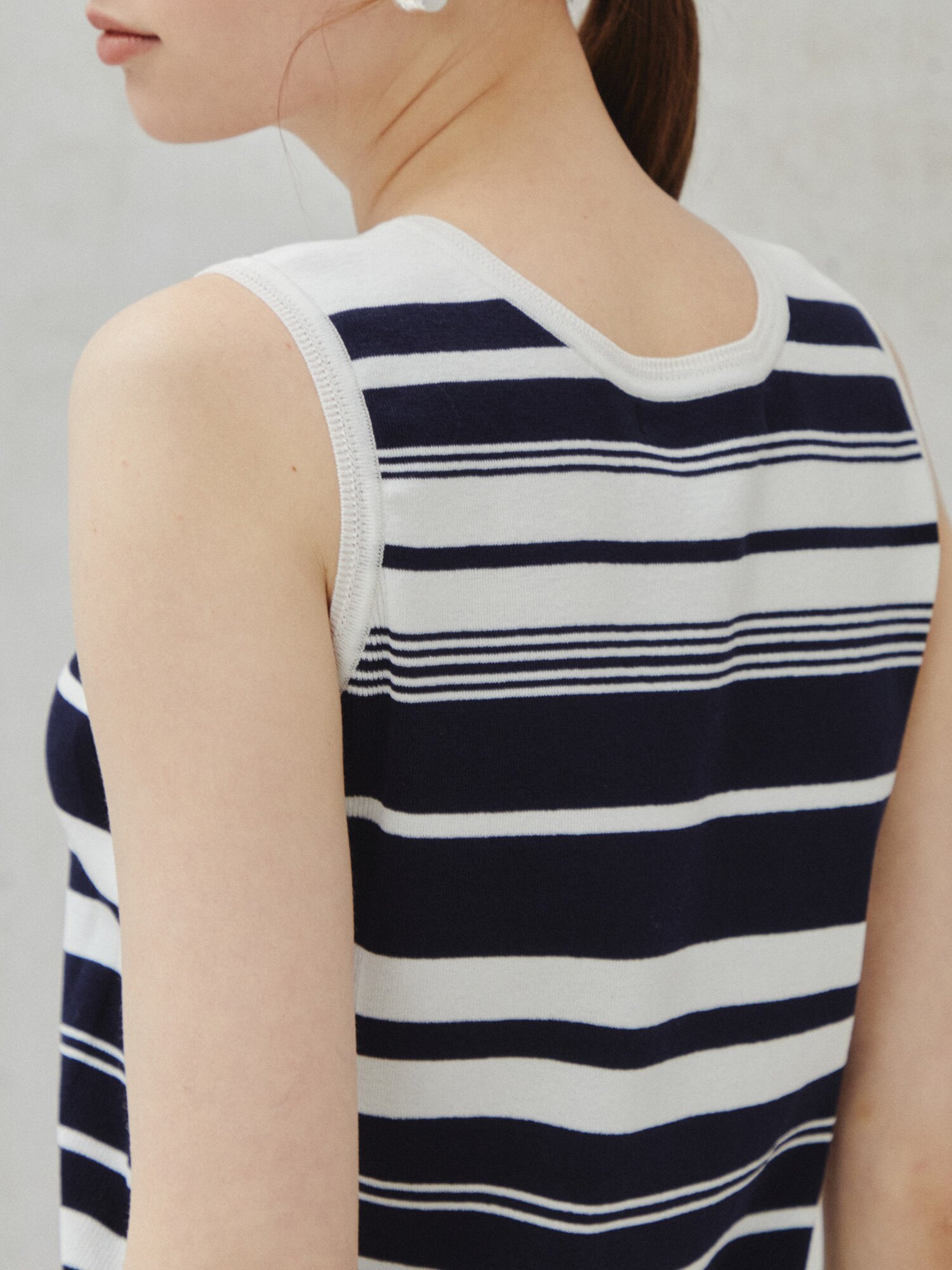 소프트 슬리브리스 니트 풀오버 (STRIPE NAVY)