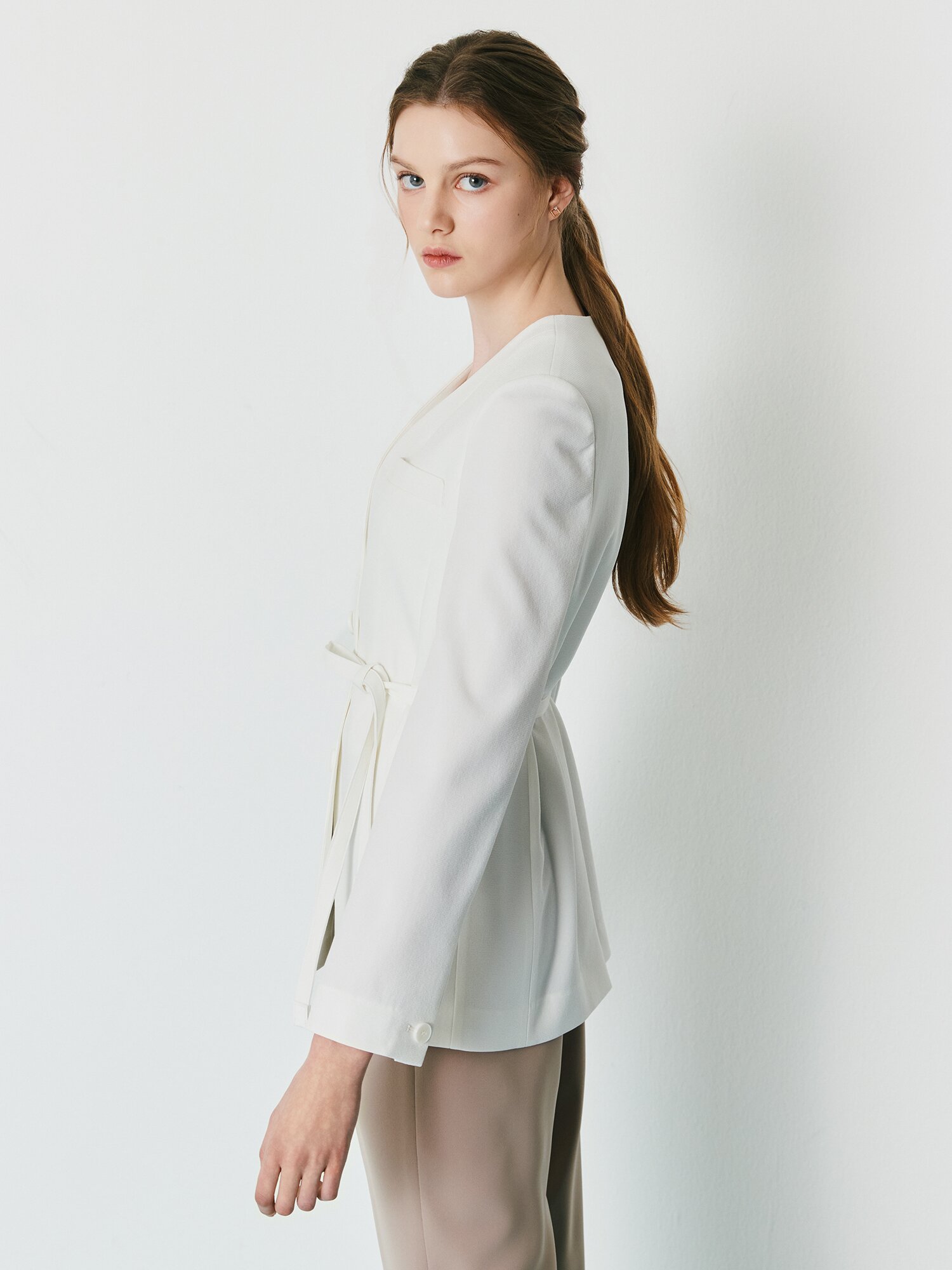 벨티드 브이넥 싱글 투버튼 재킷 (IVORY)