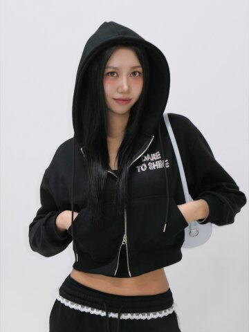 슬림핏 핫픽스 레터링 크롭 후드집업_Dare to Shine [블랙]