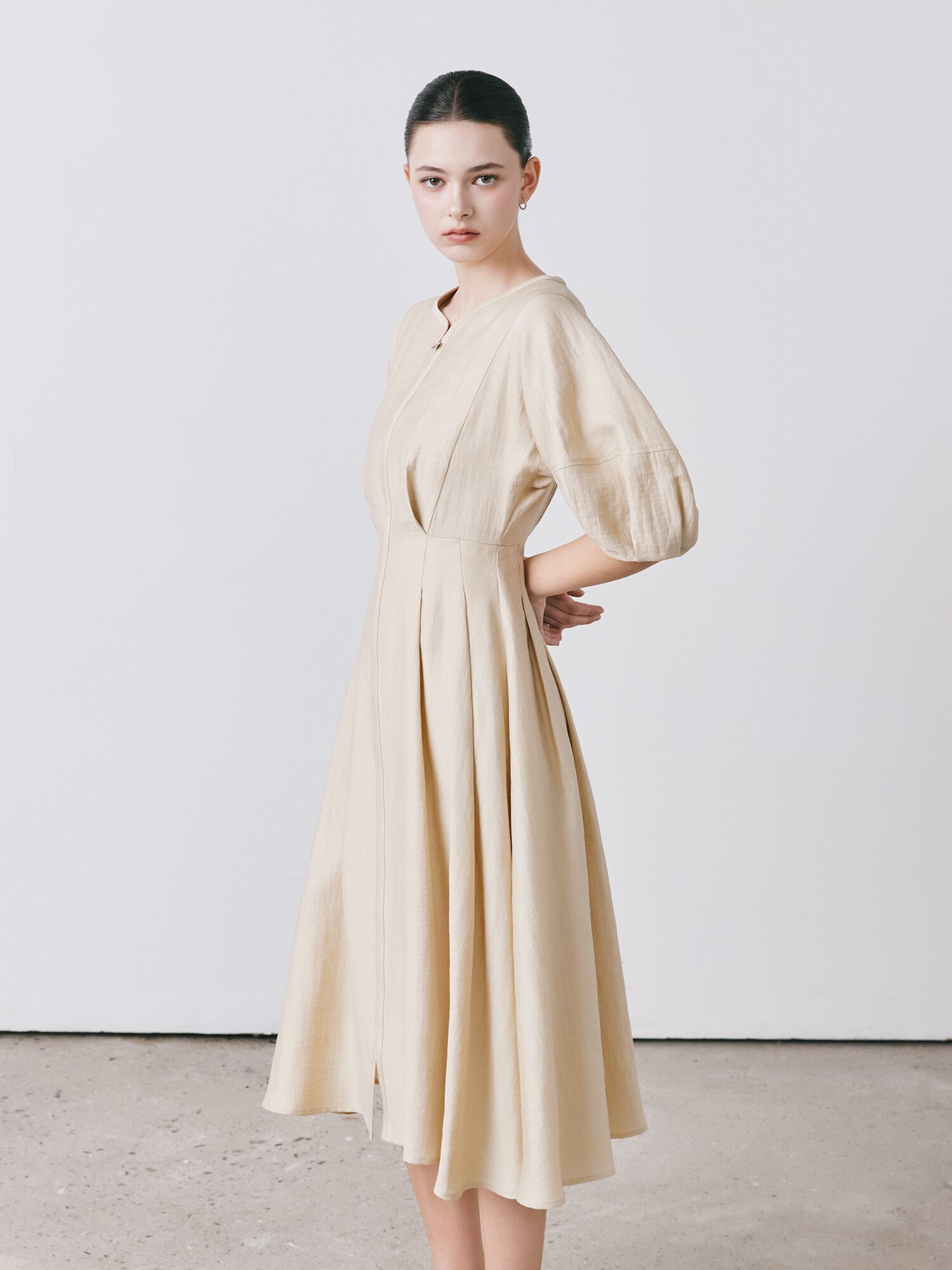 린넨 볼륨 슬리브 플레어 원피스 (LIGHT BEIGE)