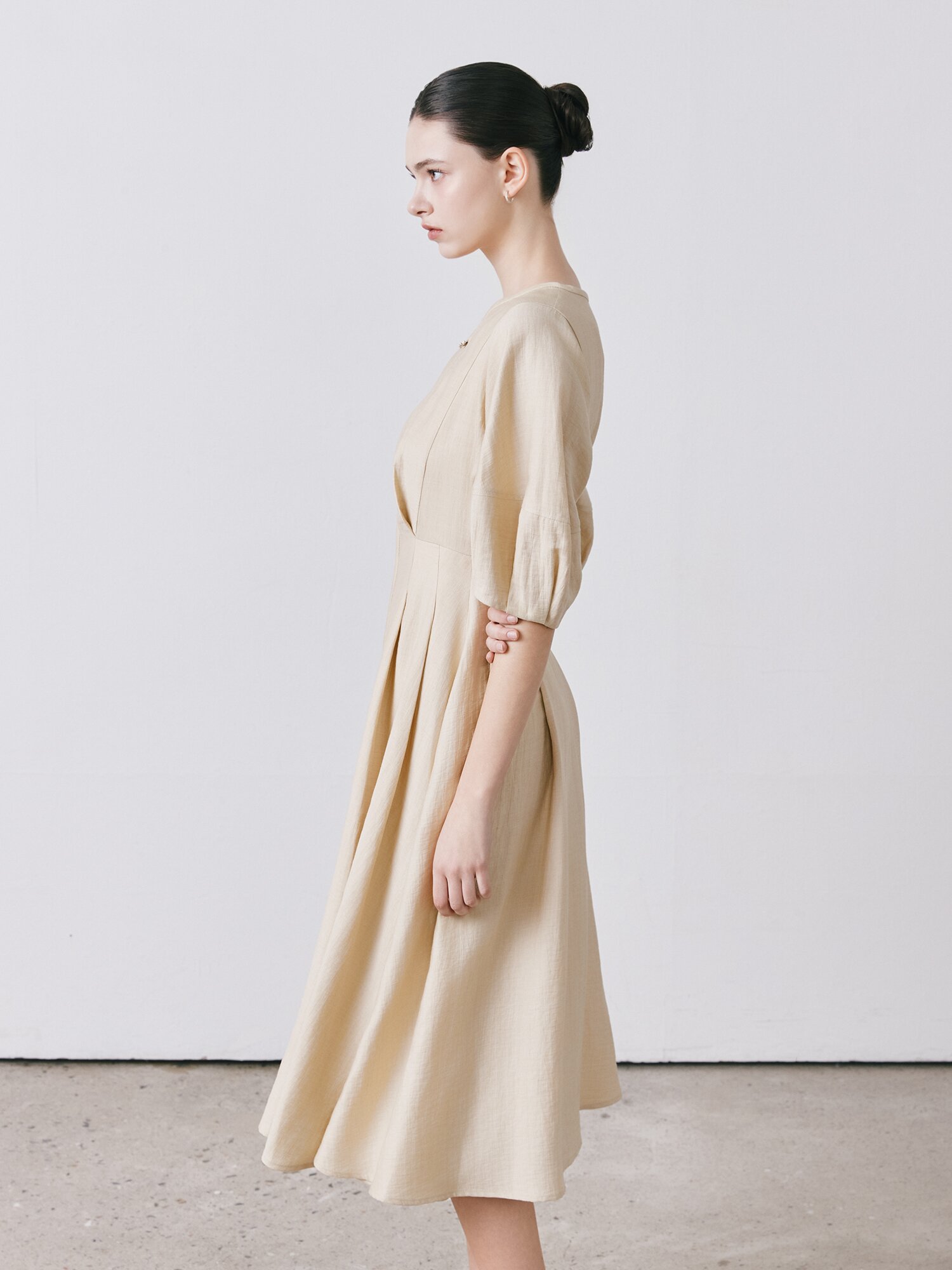 린넨 볼륨 슬리브 플레어 원피스 (LIGHT BEIGE)