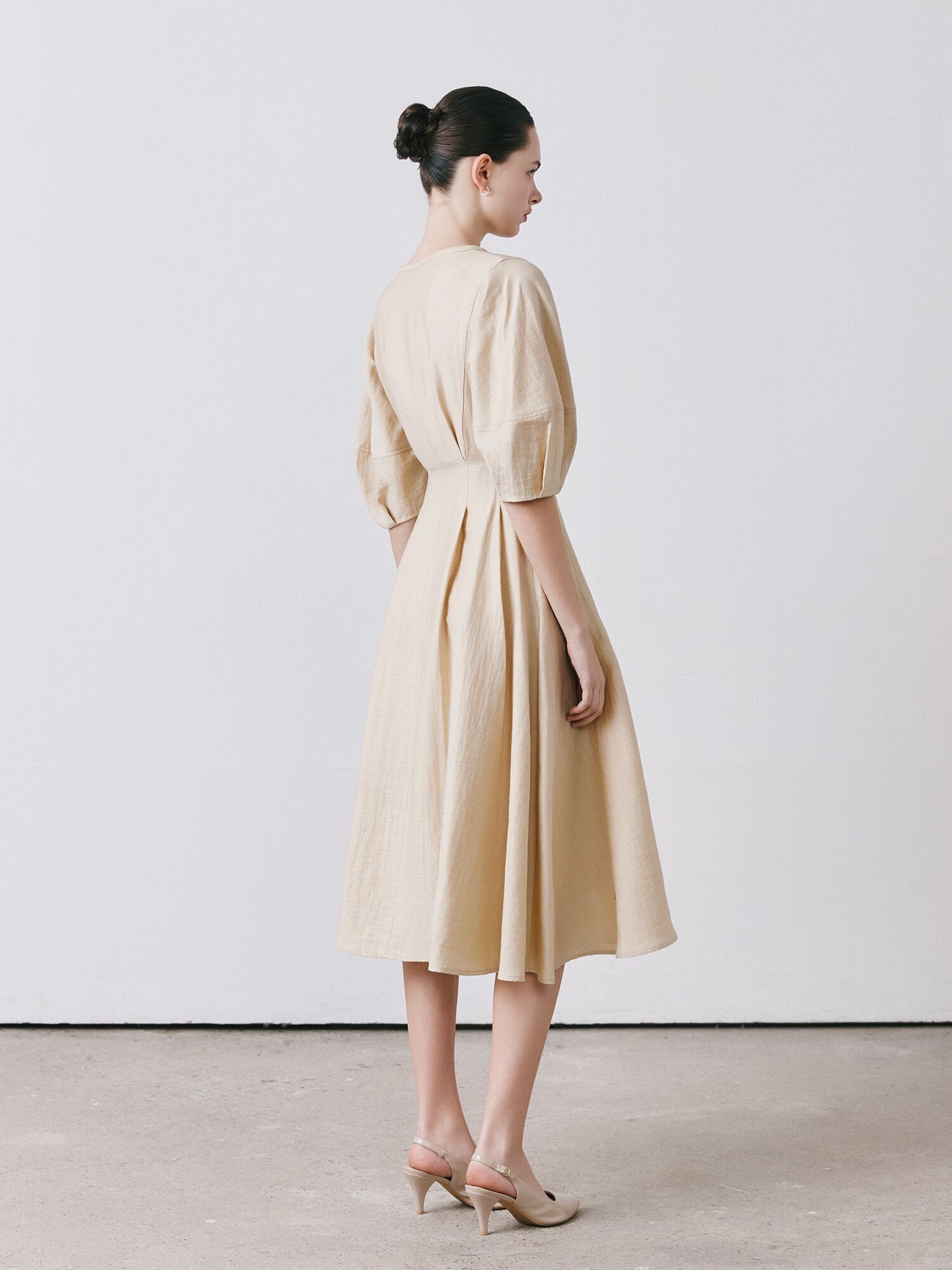 린넨 볼륨 슬리브 플레어 원피스 (LIGHT BEIGE)