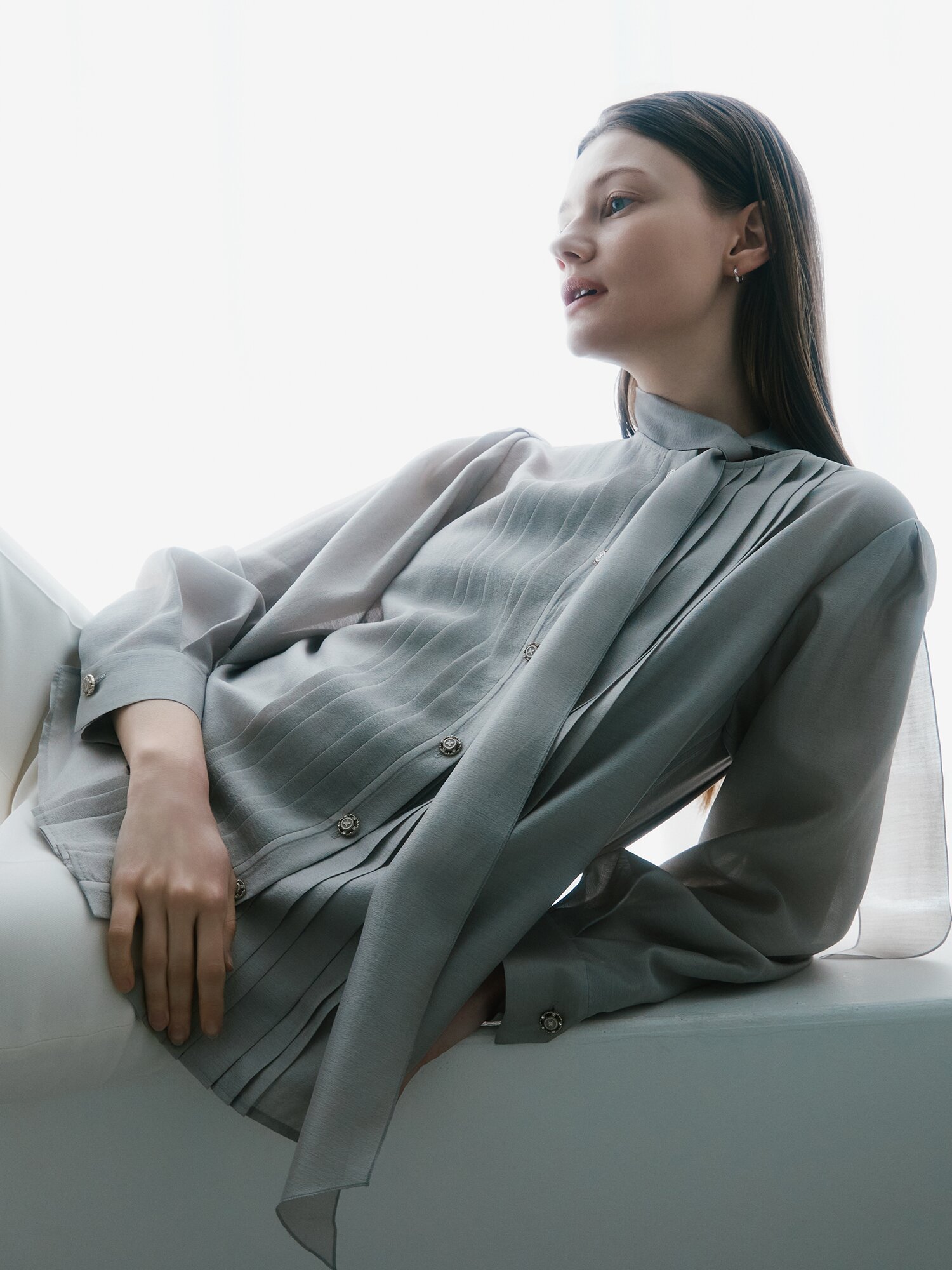 타이 핀턱 라운드넥 블라우스 (GREY)