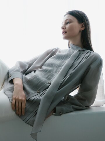 타이 핀턱 라운드넥 블라우스 