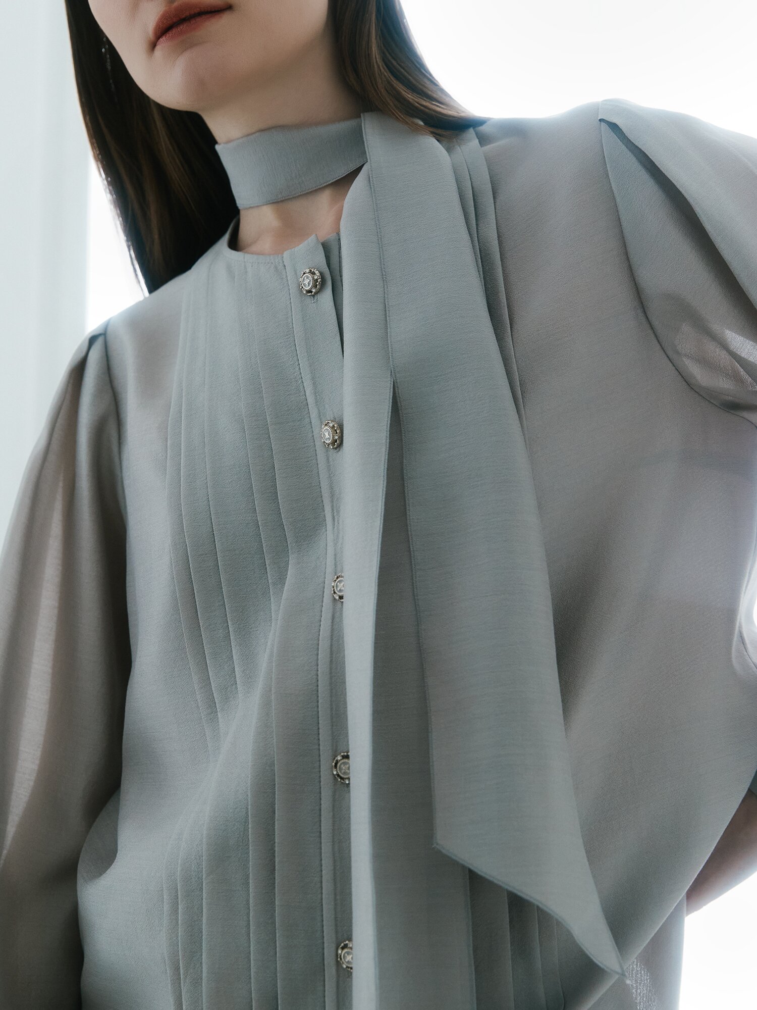 타이 핀턱 라운드넥 블라우스 (GREY)