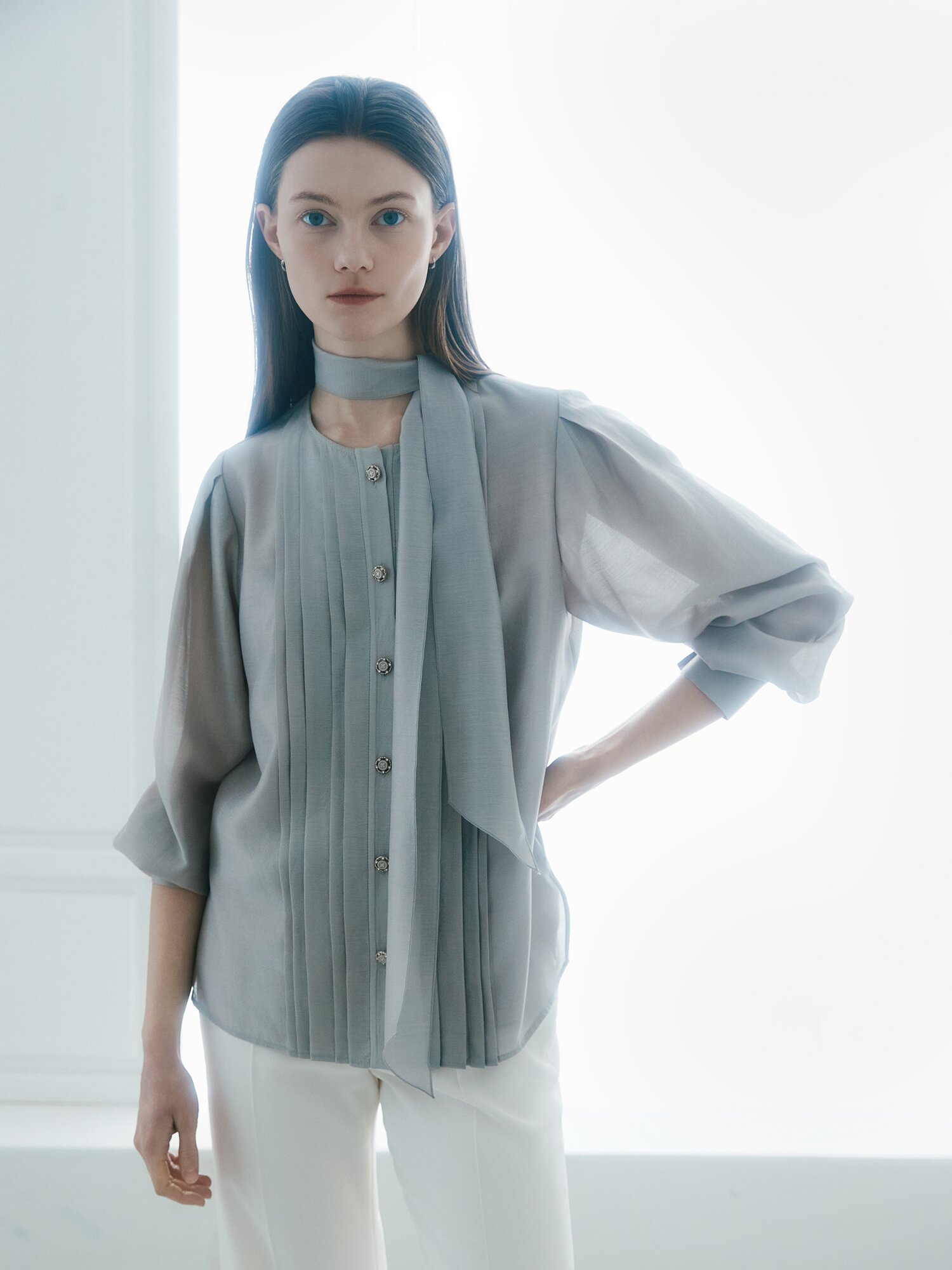 타이 핀턱 라운드넥 블라우스 (GREY)