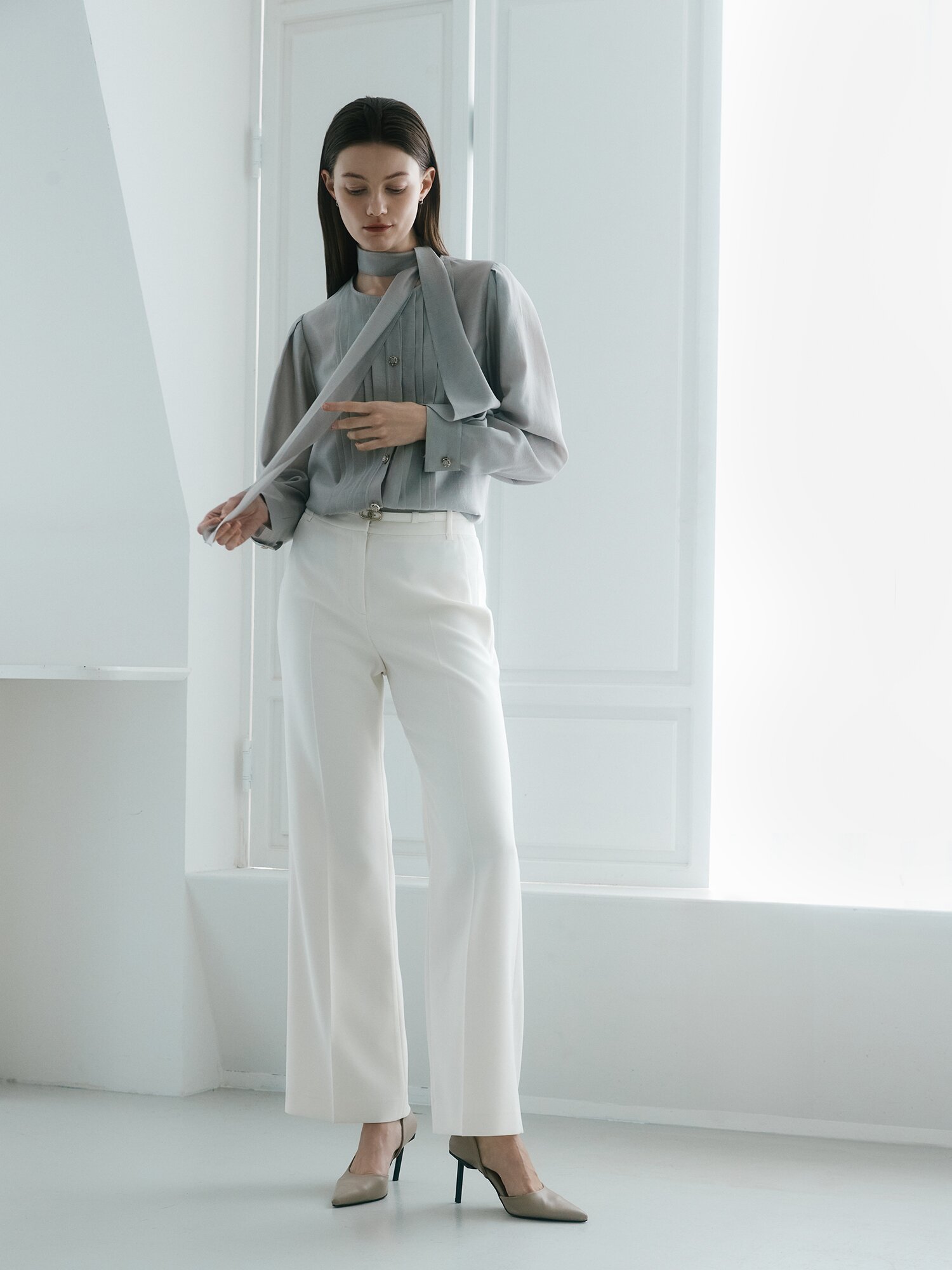 타이 핀턱 라운드넥 블라우스 (GREY)