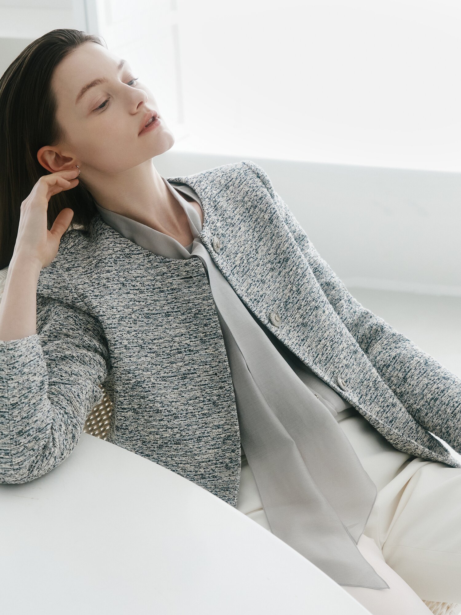 타이 핀턱 라운드넥 블라우스 (GREY)