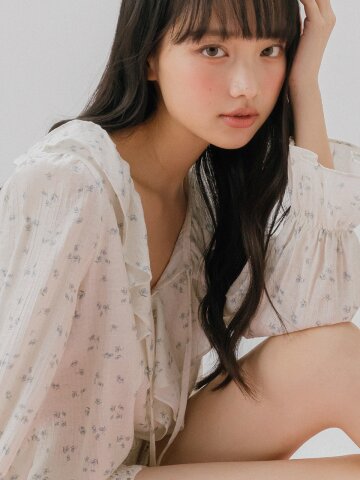 프릴 넥 플로럴 블라우스 (아이보리)