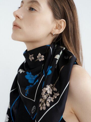 Atelier Bloom Square Silk Scarf 90 - Black/Blue