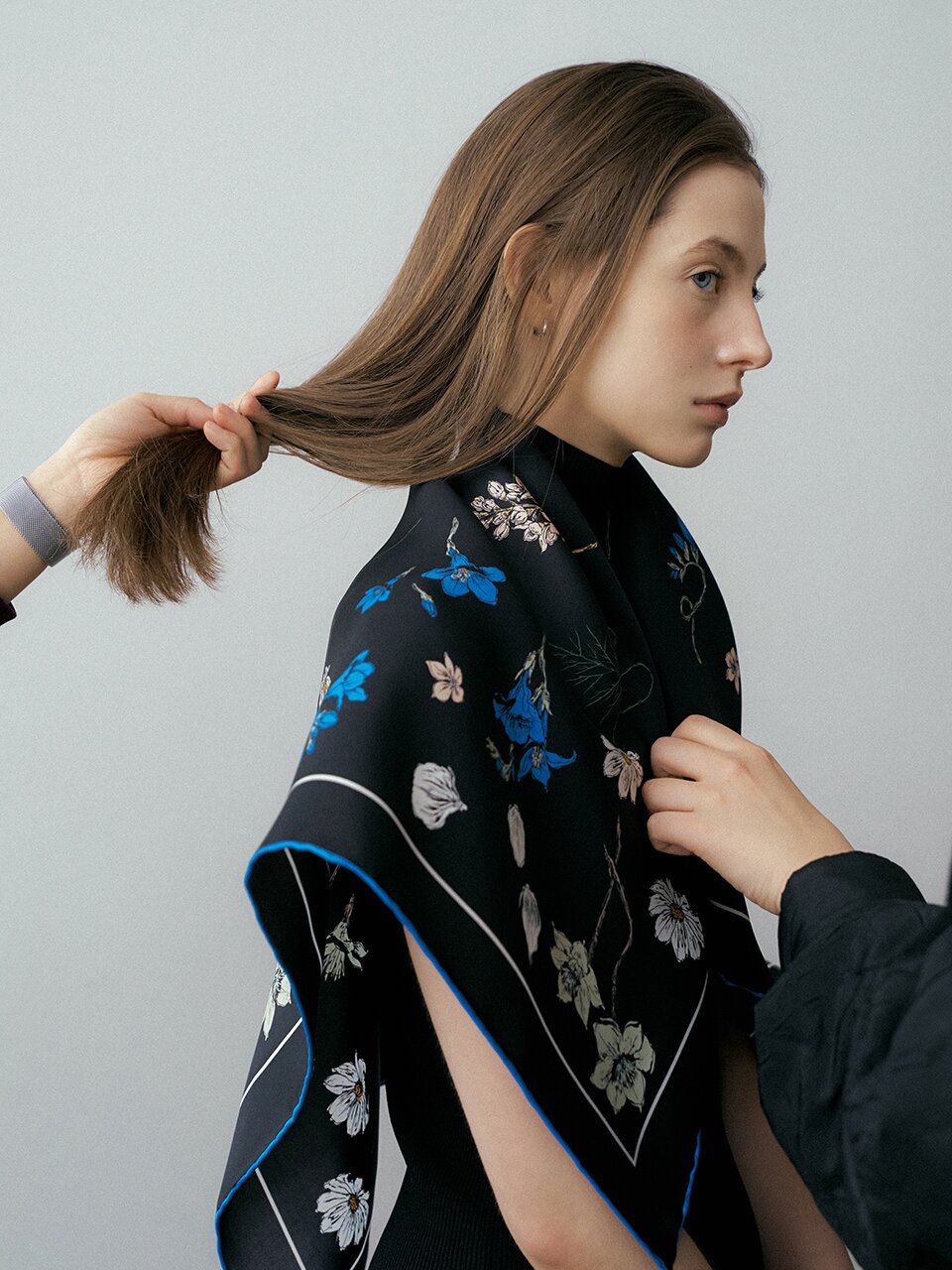 Atelier Bloom Square Silk Scarf 90 - Black/Blue