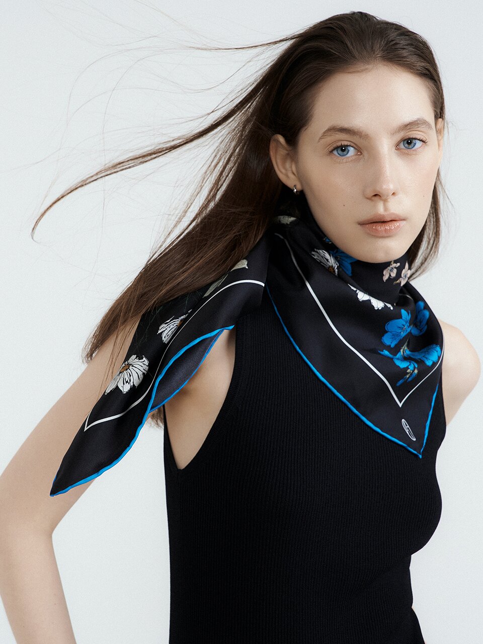Atelier Bloom Square Silk Scarf 90 - Black/Blue
