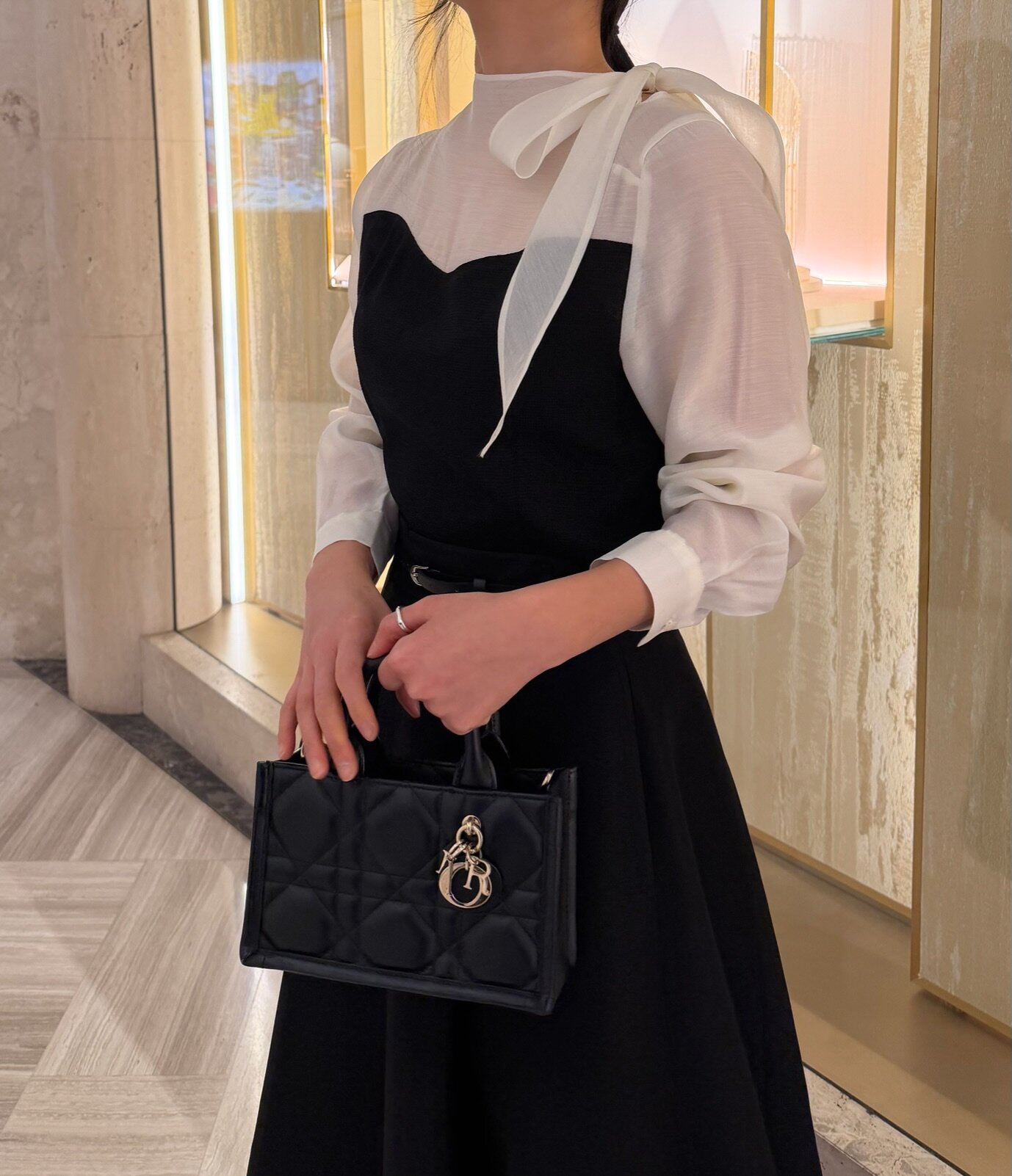 배색 숄더 리본 블라우스 (CREAM)