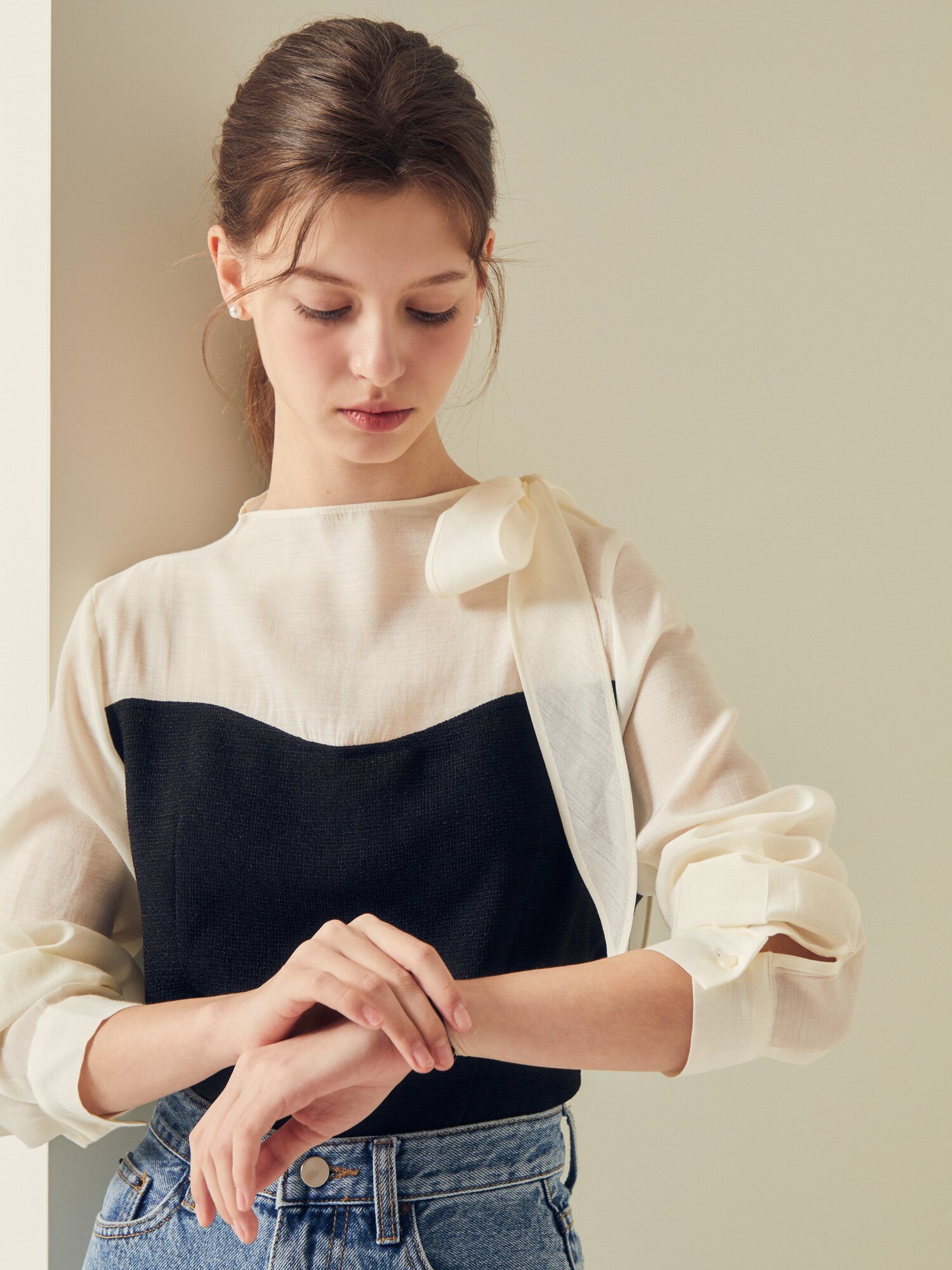 배색 숄더 리본 블라우스 (CREAM)