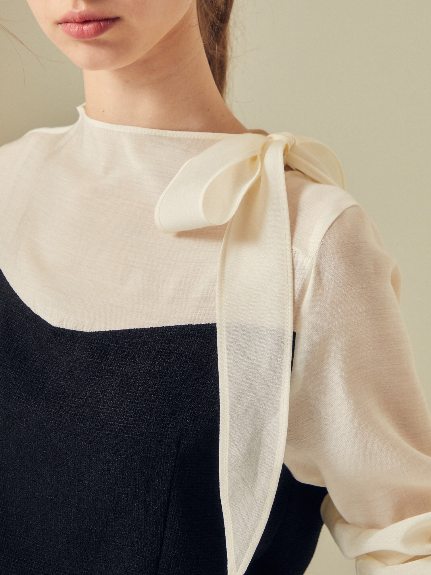 배색 숄더 리본 블라우스 (CREAM)