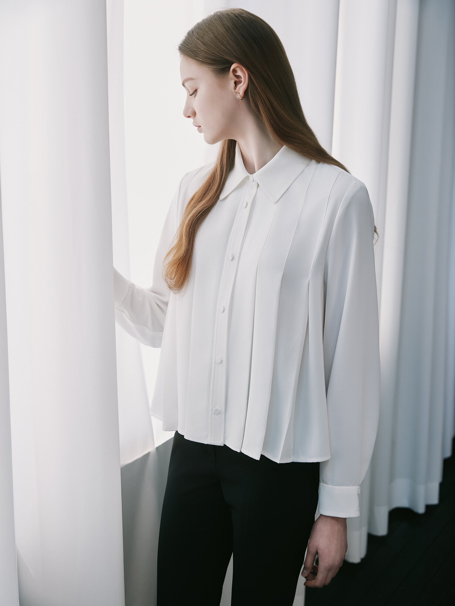 플리츠 베이직 칼라 블라우스 (IVORY)
