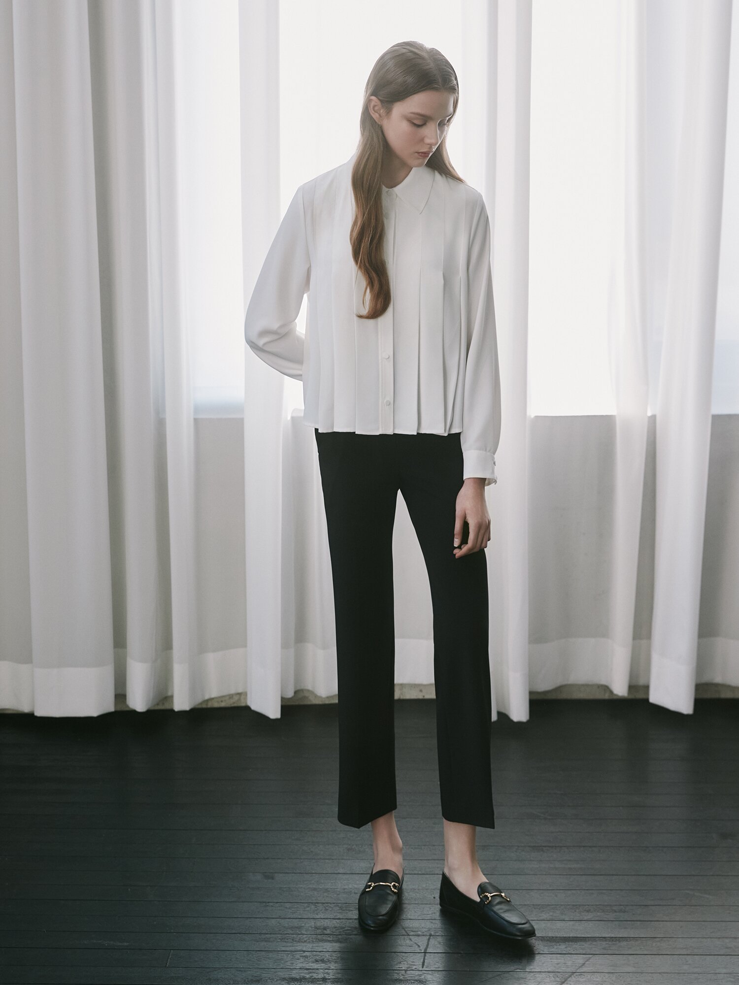 플리츠 베이직 칼라 블라우스 (IVORY)