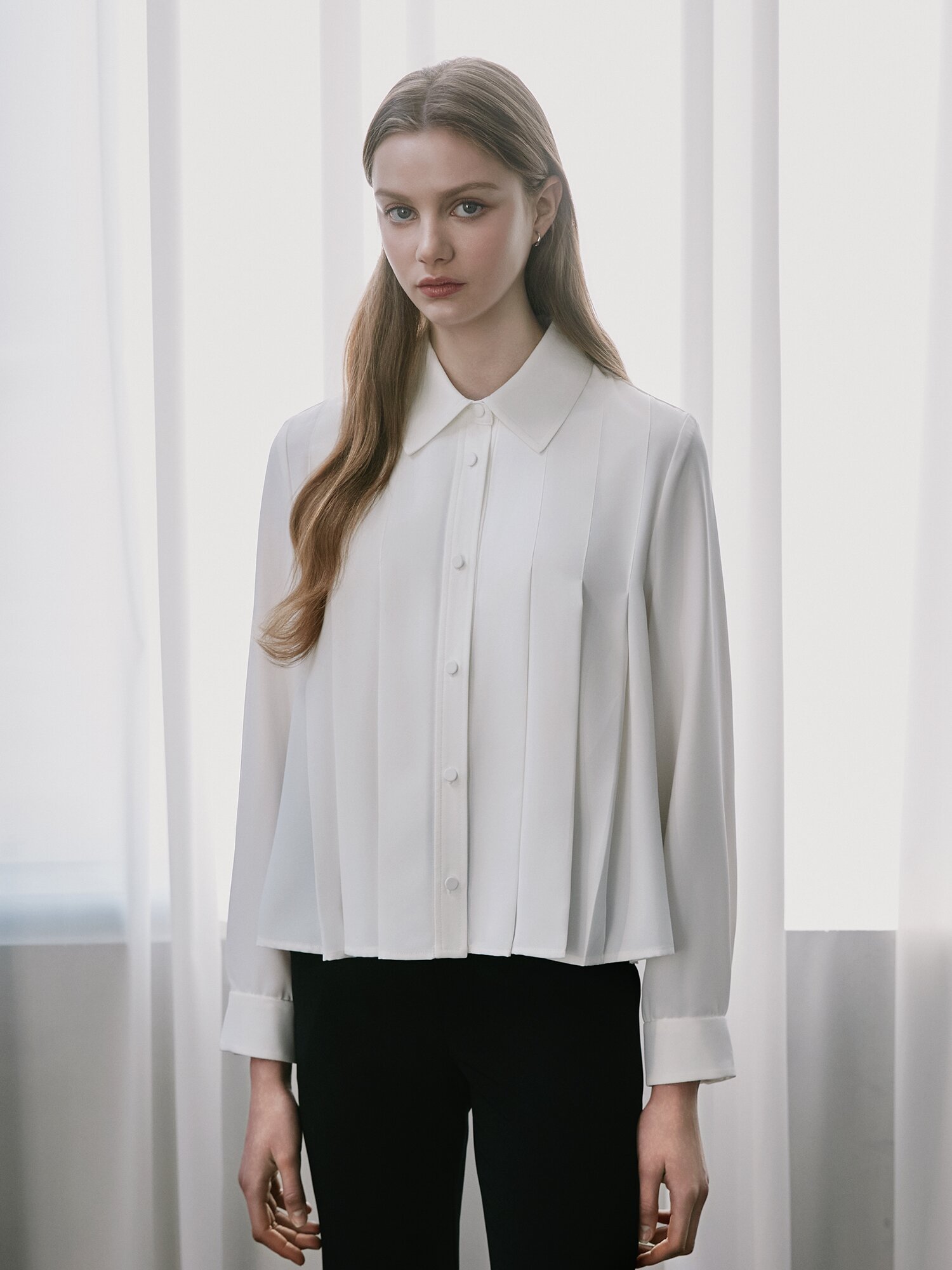 플리츠 베이직 칼라 블라우스 (IVORY)