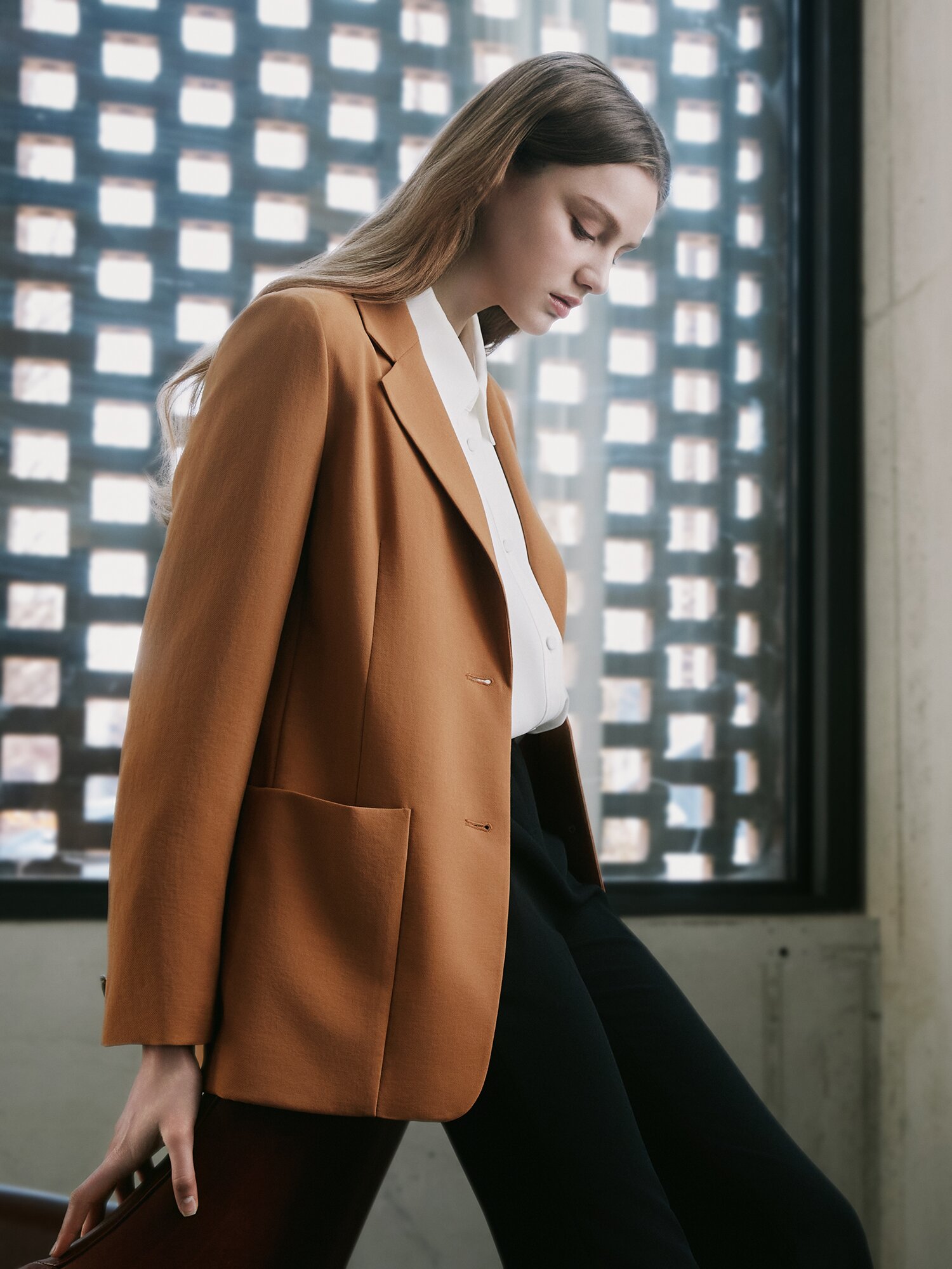 플리츠 베이직 칼라 블라우스 (IVORY)